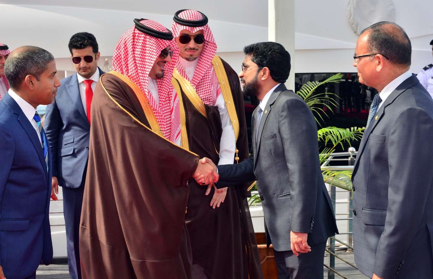 މާލެ: ޖުލައި 9، 2018- ސައޫދީ އަރަބިއްޔާގެ އިންޓީރިއާ މިނިސްޓަރު އަބްދުލްއަޒީޒް ބިން ސައުދު ބިން ނާއިފް، ރާއްޖެ އަށް ކުރެއްވި ދަތުރުގައި، މާލެ އަށް ވަޑައިގަތުމުން ހޯމް މިނިސްޓަރު އަޒްލީން އަހުމަދު މަރުހަބާ ދަންނަވަނީ.---ފޮޓޯ: ރައީސް އޮފީސް