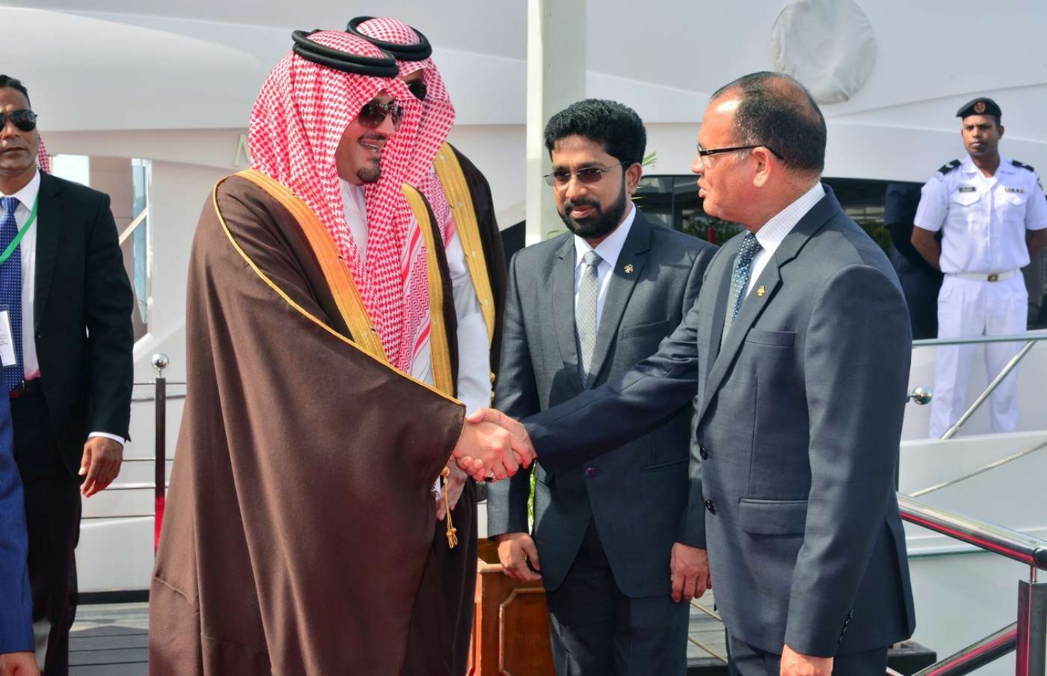 މާލެ: ޖުލައި 9، 2018- ސައޫދީ އަރަބިއްޔާގެ އިންޓީރިއާ މިނިސްޓަރު އަބްދުލްއަޒީޒް ބިން ސައުދު ބިން ނާއިފް، ރާއްޖެ އަށް ކުރެއްވި ދަތުރުގައި، މާލެ އަށް ވަޑައިގަތުމުން ޑިފެންސް މިނިސްޓަރު އާދަމް ޝަރީފް މަރުހަބާ ދަންނަވަނީ.---ފޮޓޯ: ރައީސް އޮފީސް