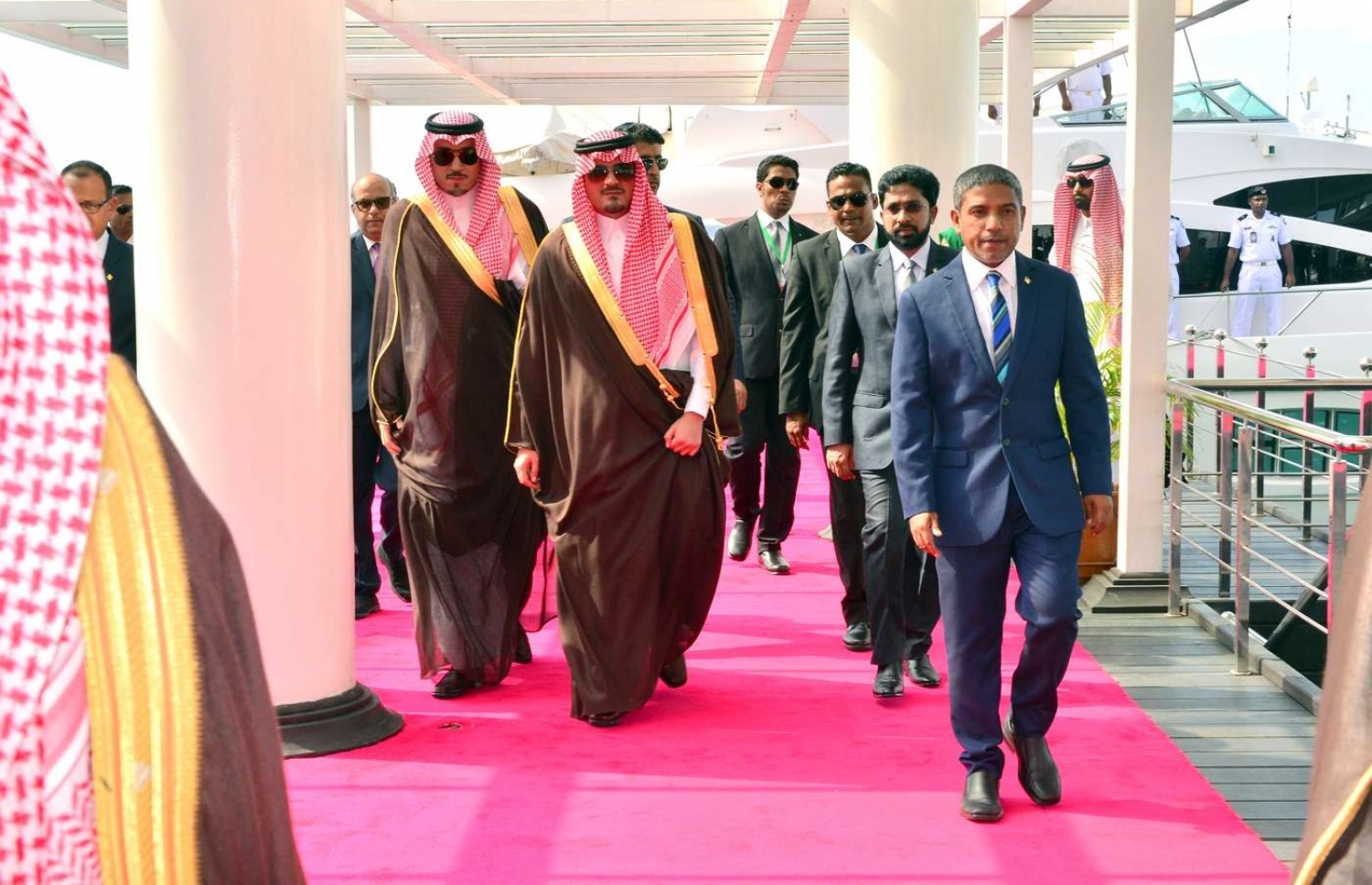 މާލެ: ޖުލައި 9، 2018- ސައޫދީ އަރަބިއްޔާގެ އިންޓީރިއާ މިނިސްޓަރު އަބްދުލްއަޒީޒް ބިން ސައުދު ބިން ނާއިފް، ރާއްޖެ އަށް ކުރެއްވި ދަތުރުގައި، މާލެ އަށް ވަޑައިގަތުމުން އޭނާ އަށް ރަތްދޫލައިގެ މަރުހަބާއެއް ދަންނަވަނީ.---ފޮޓޯ: ރައީސް އޮފީސް