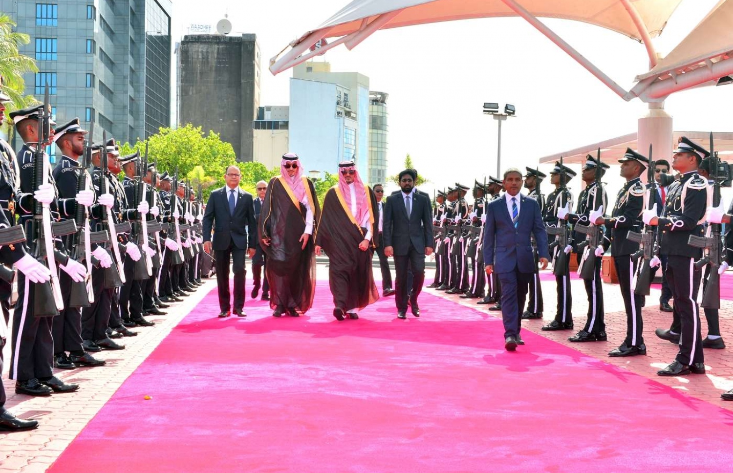 މާލެ: ޖުލައި 9، 2018- ސައޫދީ އަރަބިއްޔާގެ އިންޓީރިއާ މިނިސްޓަރު އަބްދުލްއަޒީޒް ބިން ސައުދު ބިން ނާއިފް، ރާއްޖެ އަށް ކުރެއްވި ދަތުރުގައި، މާލެ އަށް ވަޑައިގަތުމުން އޭނާ އަށް ރަތްދޫލައިގެ މަރުހަބާއެއް ދަންނަވަނީ.---ފޮޓޯ: ރައީސް އޮފީސް