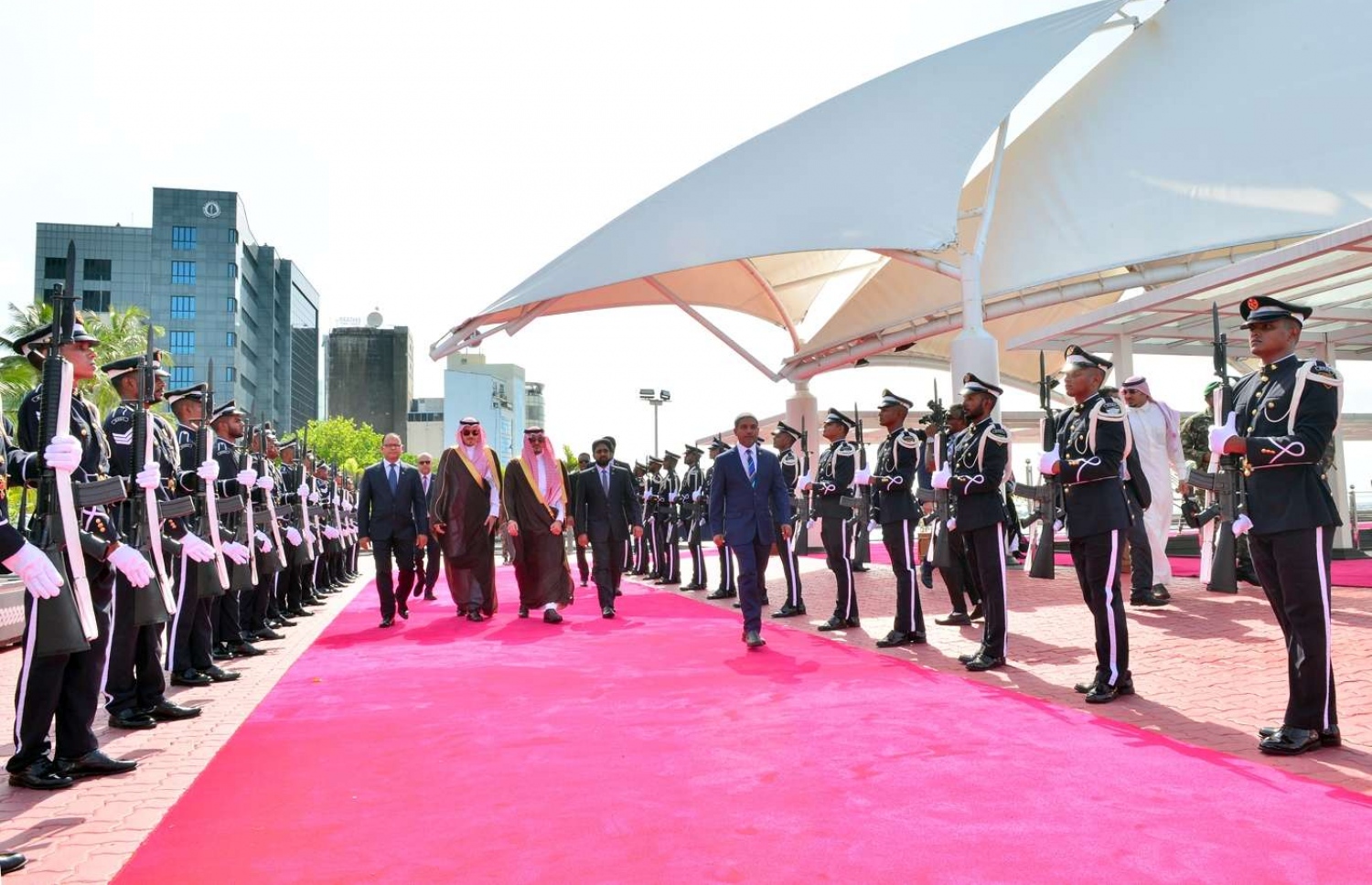 މާލެ: ޖުލައި 9، 2018- ސައޫދީ އަރަބިއްޔާގެ އިންޓީރިއާ މިނިސްޓަރު އަބްދުލްއަޒީޒް ބިން ސައުދު ބިން ނާއިފް، ރާއްޖެ އަށް ކުރެއްވި ދަތުރުގައި، މާލެ އަށް ވަޑައިގަތުމުން އޭނާ އަށް ރަތްދޫލައިގެ މަރުހަބާއެއް ދަންނަވަނީ.---ފޮޓޯ: ރައީސް އޮފީސް