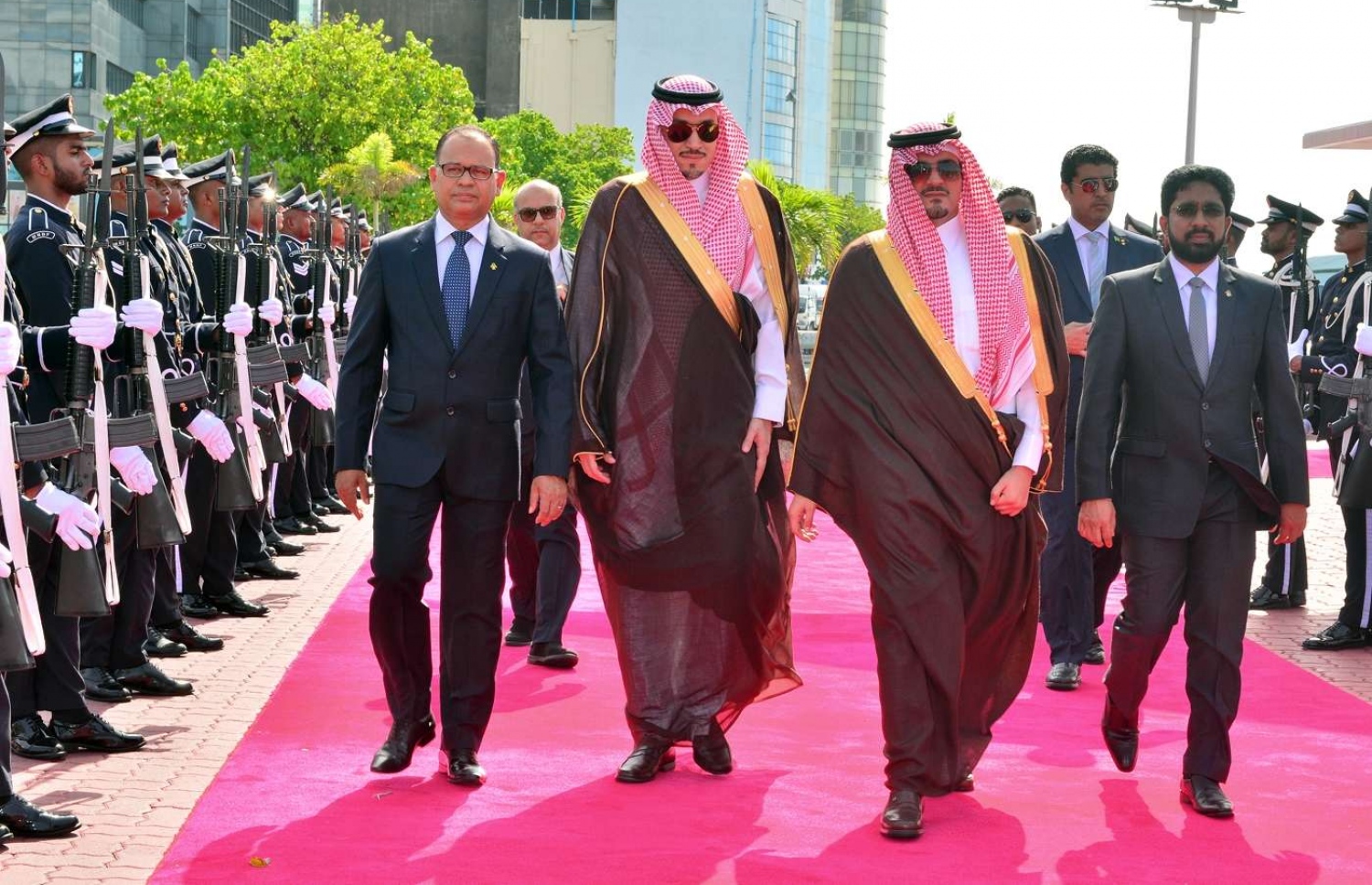 މާލެ: ޖުލައި 9، 2018- ސައޫދީ އަރަބިއްޔާގެ އިންޓީރިއާ މިނިސްޓަރު އަބްދުލްއަޒީޒް ބިން ސައުދު ބިން ނާއިފް، ރާއްޖެ އަށް ކުރެއްވި ދަތުރުގައި، މާލެ އަށް ވަޑައިގަތުމުން އޭނާ އަށް ރަތްދޫލައިގެ މަރުހަބާއެއް ދަންނަވަނީ.---ފޮޓޯ: ރައީސް އޮފީސް