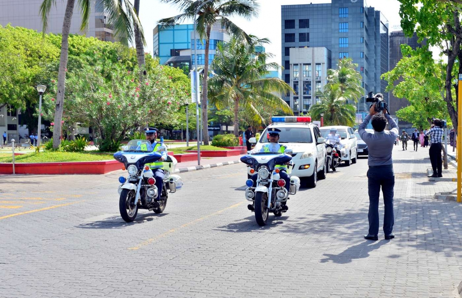 މާލެ: ޖުލައި 9، 2018- ސައޫދީ އަރަބިއްޔާގެ އިންޓީރިއާ މިނިސްޓަރު އަބްދުލްއަޒީޒް ބިން ސައުދު ބިން ނާއިފް، ރާއްޖެ އަށް ކުރެއްވި ދަތުރުގައި، މާލެ ވަޑައިގެން ރައީސް ޔާމީނާ ބައްދަލުކުރެއްވުމަށްޓަކައި މޮޓޯ ކޭޑުގައި ރައީސް އޮފީހަށް ވަޑައިގަންނަވަނީ.---ފޮޓޯ: ރައީސް އޮފީސް