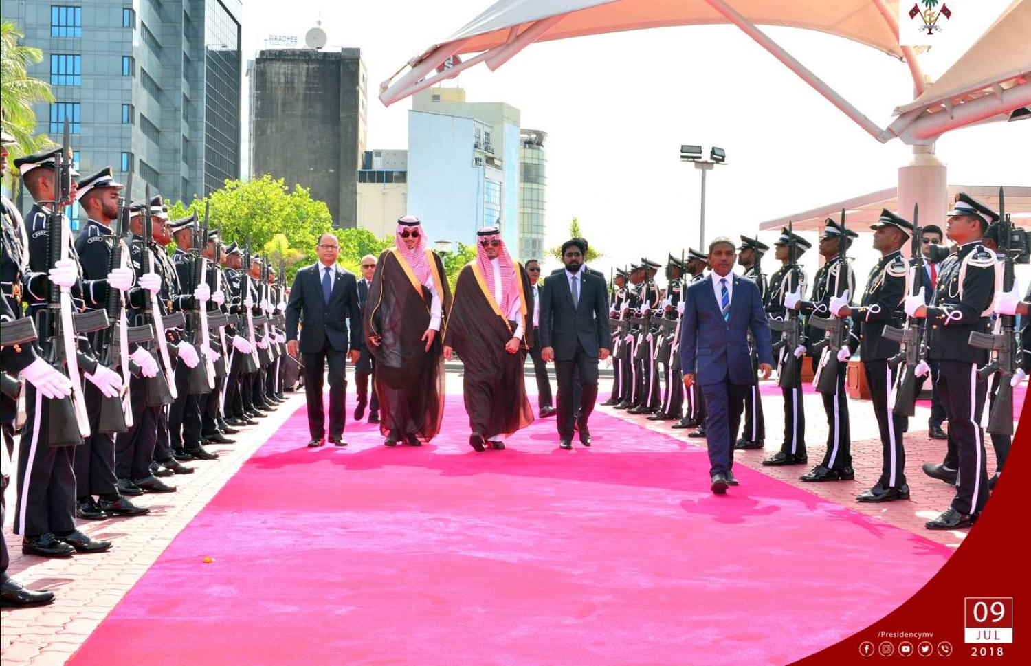 މާލެ: ޖުލައި 9، 2018- ސައޫދީ އަރަބިއްޔާގެ އިންޓީރިއާ މިނިސްޓަރު އަބްދުލްއަޒީޒް ބިން ސައުދު ބިން ނާއިފް، ރާއްޖެ އަށް ކުރެއްވި ދަތުރުގައި، މާލެ އަށް ވަޑައިގަތުމުން އޭނާ އަށް ރަތްދޫލައިގެ މަރުހަބާއެއް ދަންނަވަނީ.---ފޮޓޯ: ރައީސް އޮފީސް