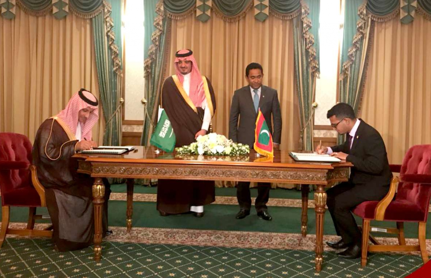 ސައުދީން ރާއްޖެއަށް އެހީވުމުގެ އެއްބަސްވުމުގައި ދިވެހި ސަރުކާރާއި ސައުދީ ފަންޑުގެ ފަރާތުން ސޮއިކުރައްވަނީ-- ފޮޓޯ: ރައީސް އޮފީސް