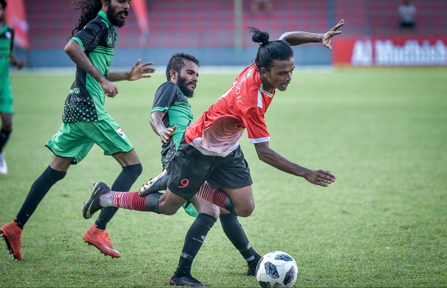 ފޯކައިދޫގެ ދެ ލަނޑު ޖެހި ޖައިލަމް (ކ) އަށް ތިމަރަފުށީގެ ސިނާހު ޓެކުލްކުރަނީ.-- ފޮޓޯ: ނިޝާން އަލީ/ މިހާރު