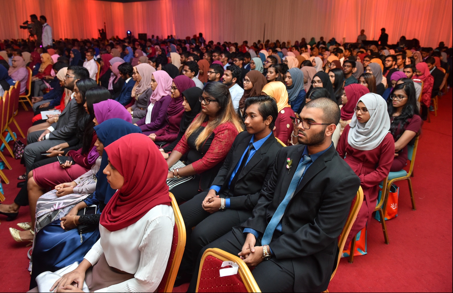 ހައި އެޗީވާސް އެވޯޑު ދިނުމަށް ދަރުބާރުގޭގައި މިރޭ ބޭއްވި ރަސްމިއްޔާތުގައި ބައިވެރިވި ބައެއް ދަރިވަރުންތަކެއް: މިދިޔަ އަހަރު 205 ދަރިވަރުން ވަނީ ގައުމީ ގަދަ 10ގައި ހިމެނިފައި-- ފޮޓޯ: ހުސެއިން ވަހީދު/ މިހާރު