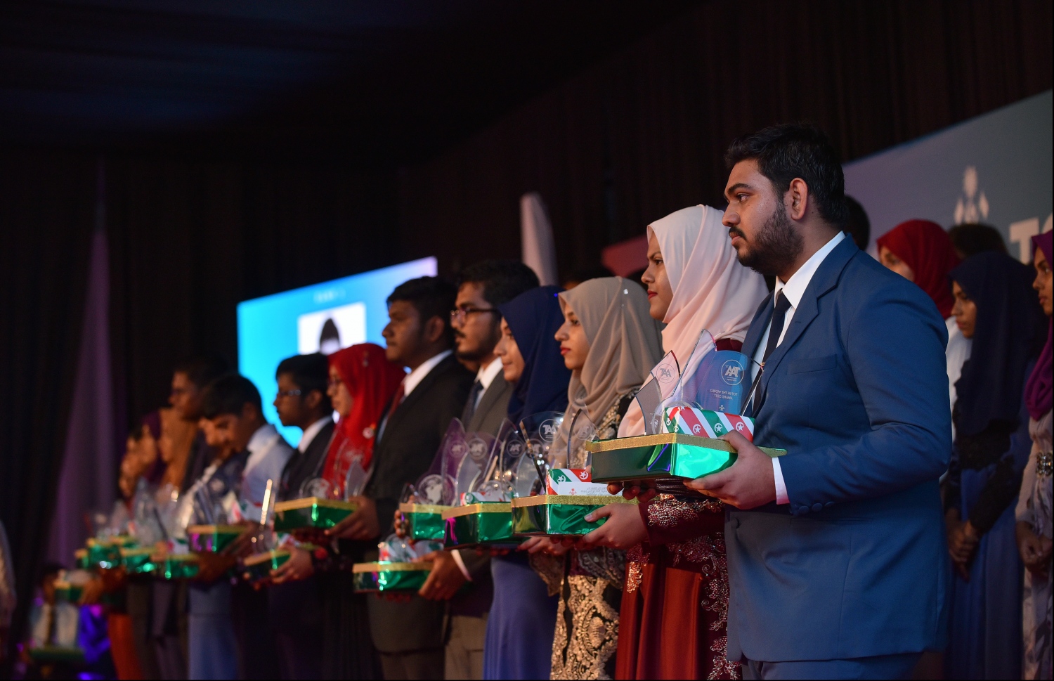 މިދިޔަ އަހަރުގެ އޭ ލެވެލްގައި ގައުމީ 10ގައި ހިމެނުނު ދަރިވަރުންތަކެއް، އެވޯޑާއެކު ފޮޓޯއަކަށް ހުއްޓިލައިގެން.-- ފޮޓޯ: ހުސެއިން ވަހީދު/ މިހާރު