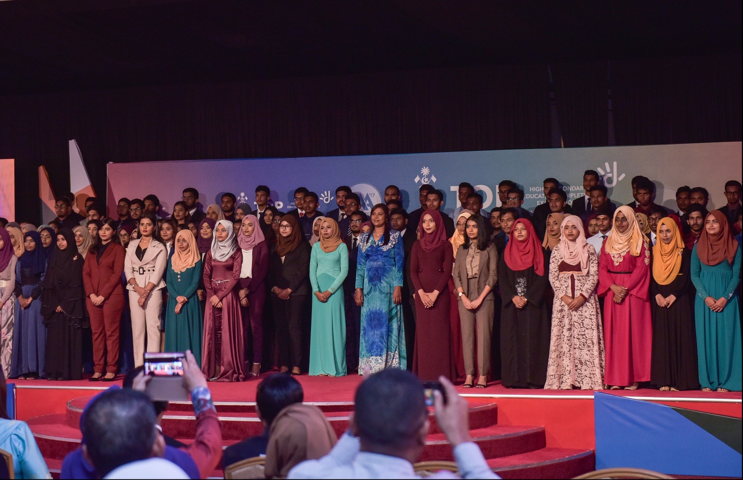 މާލެ: ޖުލައި 9، 2018: މިދިޔަ އަހަރުގެ އޮކްޓޯބަރު/ނޮވެމްބަރުގައި ބޭއްވި އޭ ލެވެލް އިމްތިހާނުން ވަނަތައް ހޯދި ދަރިވަރުންނަށް އެވޯޑު ދިނުމުގެގޮތުން ދަރުބާރުގޭގައި ބޭއްވި ރަސްމިއްޔާތުގެ ތެރެއިން.--- ފޮޓޯ: ހުސައިން ވަހީދު/މިހާރު