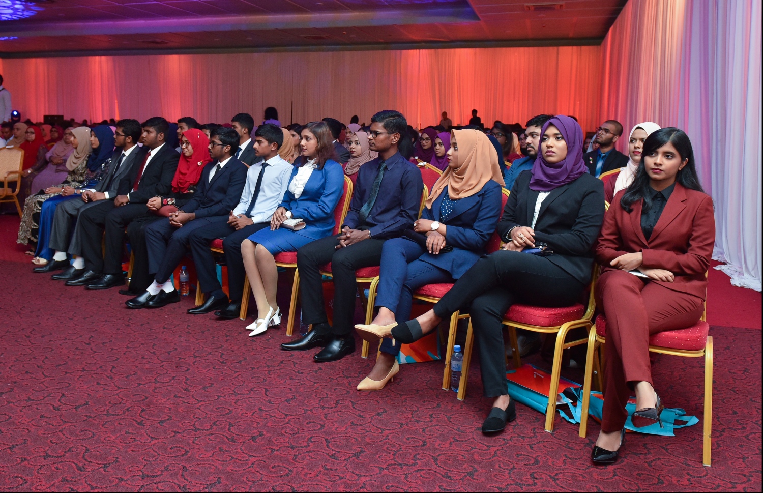 މާލެ: ޖުލައި 9، 2018: މިދިޔަ އަހަރުގެ އޮކްޓޯބަރު/ނޮވެމްބަރުގައި ބޭއްވި އޭ ލެވެލް އިމްތިހާނުން ވަނަތައް ހޯދި ދަރިވަރުންނަށް އެވޯޑު ދިނުމުގެގޮތުން ދަރުބާރުގޭގައި ބޭއްވި ރަސްމިއްޔާތުގެ ތެރެއިން.--- ފޮޓޯ: ހުސައިން ވަހީދު/މިހާރު