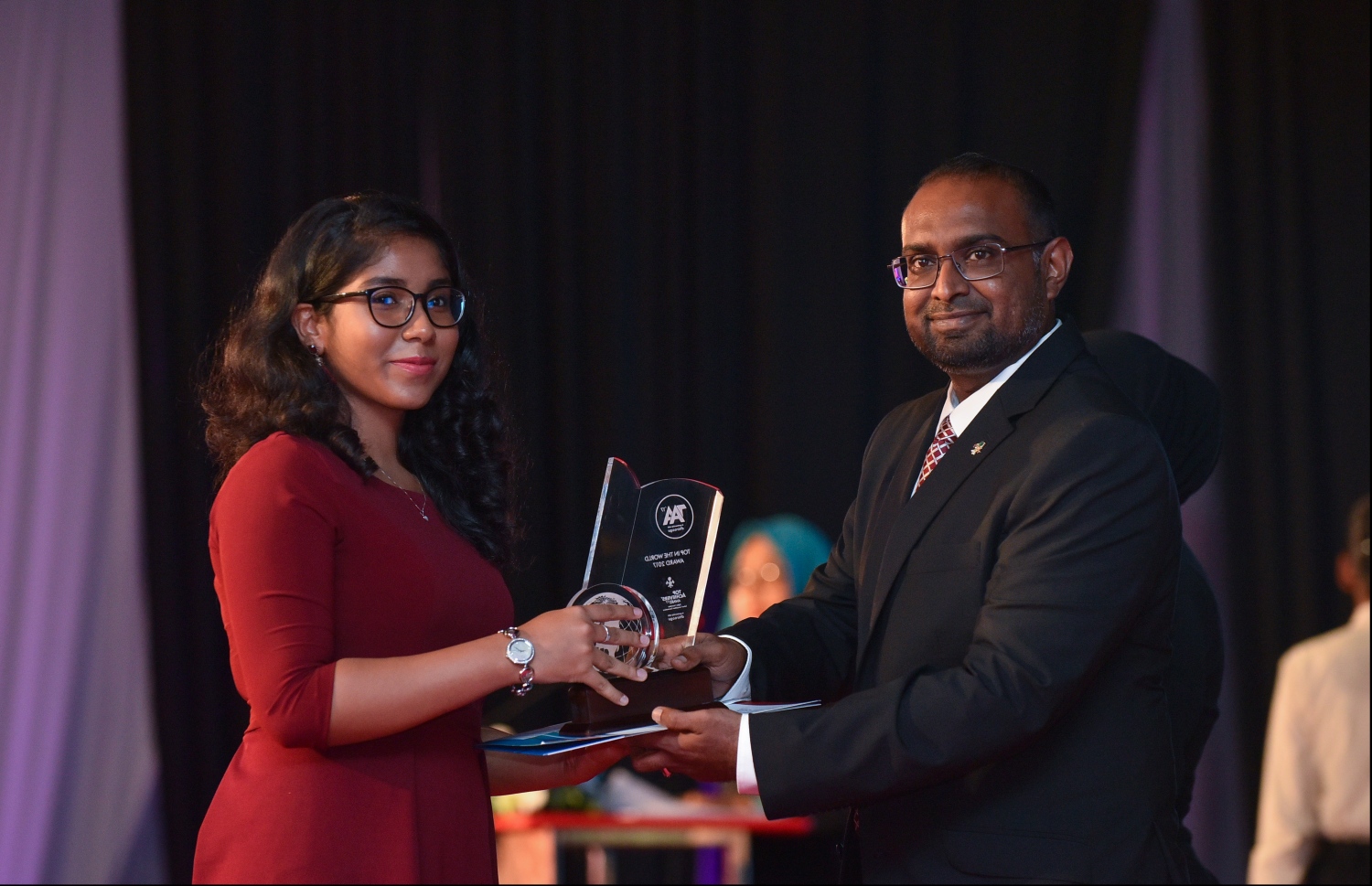 މާލެ: ޖުލައި 9، 2018: މިދިޔަ އަހަރުގެ އޮކްޓޯބަރު/ނޮވެމްބަރުގައި ބޭއްވި އޭ ލެވެލް އިމްތިހާނުން ވަނަތައް ހޯދި ދަރިވަރުންނަށް އެވޯޑު ދިނުމުގެގޮތުން ދަރުބާރުގޭގައި ބޭއްވި ރަސްމިއްޔާތުގައި، ރައީސް އޮފީހުގެ ސްޓޭޓް މިނިސްޓަރު މުޖުތާޒް، ދަރިވަރަކަށް އެވޯޑު ހަވާލުކުރައްވަނީ.--- ފޮޓޯ: ހުސައިން ވަހީދު/މިހާރު