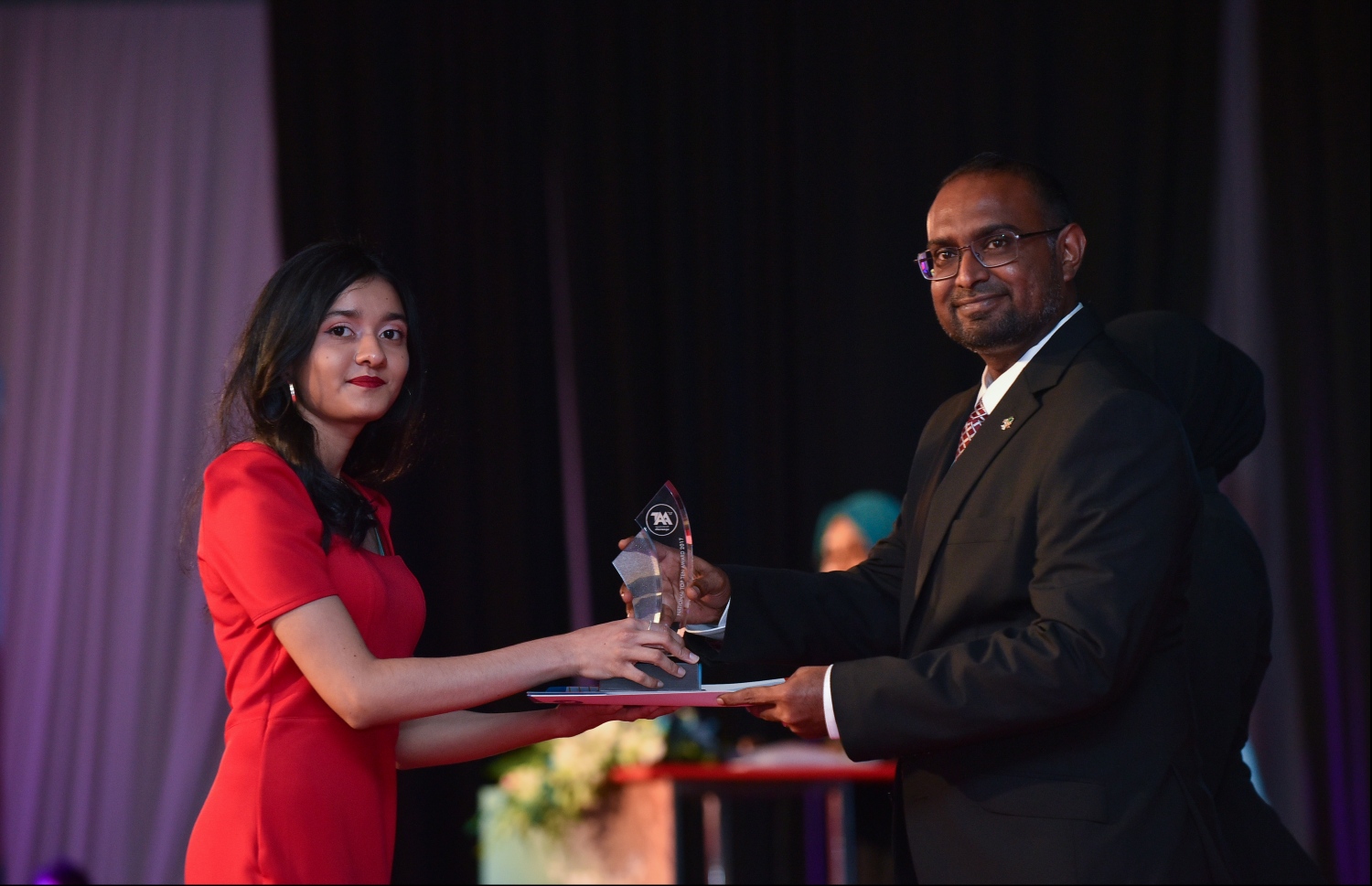 މާލެ: ޖުލައި 9، 2018: މިދިޔަ އަހަރުގެ އޮކްޓޯބަރު/ނޮވެމްބަރުގައި ބޭއްވި އޭ ލެވެލް އިމްތިހާނުން ވަނަތައް ހޯދި ދަރިވަރުންނަށް އެވޯޑު ދިނުމުގެގޮތުން ދަރުބާރުގޭގައި ބޭއްވި ރަސްމިއްޔާތުގައި، ރައީސް އޮފީހުގެ ސްޓޭޓް މިނިސްޓަރު މުޖުތާޒް، ދަރިވަރަކަށް އެވޯޑު ހަވާލުކުރައްވަނީ.--- ފޮޓޯ: ހުސައިން ވަހީދު/މިހާރު