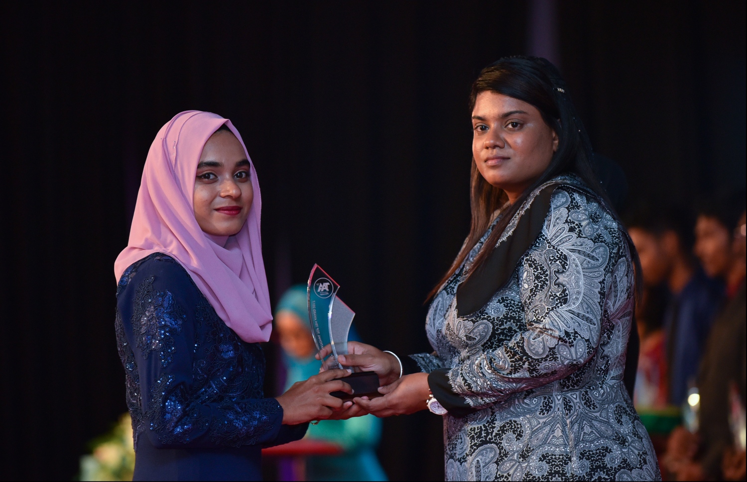 މާލެ: ޖުލައި 9، 2018: މިދިޔަ އަހަރުގެ އޮކްޓޯބަރު/ނޮވެމްބަރުގައި ބޭއްވި އޭ ލެވެލް އިމްތިހާނުން ވަނަތައް ހޯދި ދަރިވަރުންނަށް އެވޯޑު ދިނުމުގެގޮތުން ދަރުބާރުގޭގައި ބޭއްވި ރަސްމިއްޔާތުގައި، ޕްރޮސެކިއުޓާ ޖެނެރަލް އައިޝަތު ބިޝާމް، ދަރިވަރަކަށް އެވޯޑު ހަވާލުކުރައްވަނީ.--- ފޮޓޯ: ހުސައިން ވަހީދު/މިހާރު