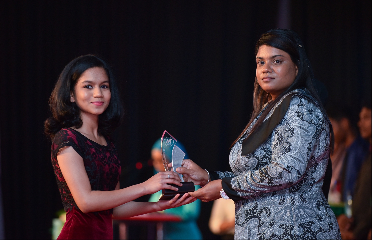 މާލެ: ޖުލައި 9، 2018: މިދިޔަ އަހަރުގެ އޮކްޓޯބަރު/ނޮވެމްބަރުގައި ބޭއްވި އޭ ލެވެލް އިމްތިހާނުން ވަނަތައް ހޯދި ދަރިވަރުންނަށް އެވޯޑު ދިނުމުގެގޮތުން ދަރުބާރުގޭގައި ބޭއްވި ރަސްމިއްޔާތުގައި، ޕްރޮސެކިއުޓާ ޖެނެރަލް އައިޝަތު ބިޝާމް، ދަރިވަރަކަށް އެވޯޑު ހަވާލުކުރައްވަނީ.--- ފޮޓޯ: ހުސައިން ވަހީދު/މިހާރު