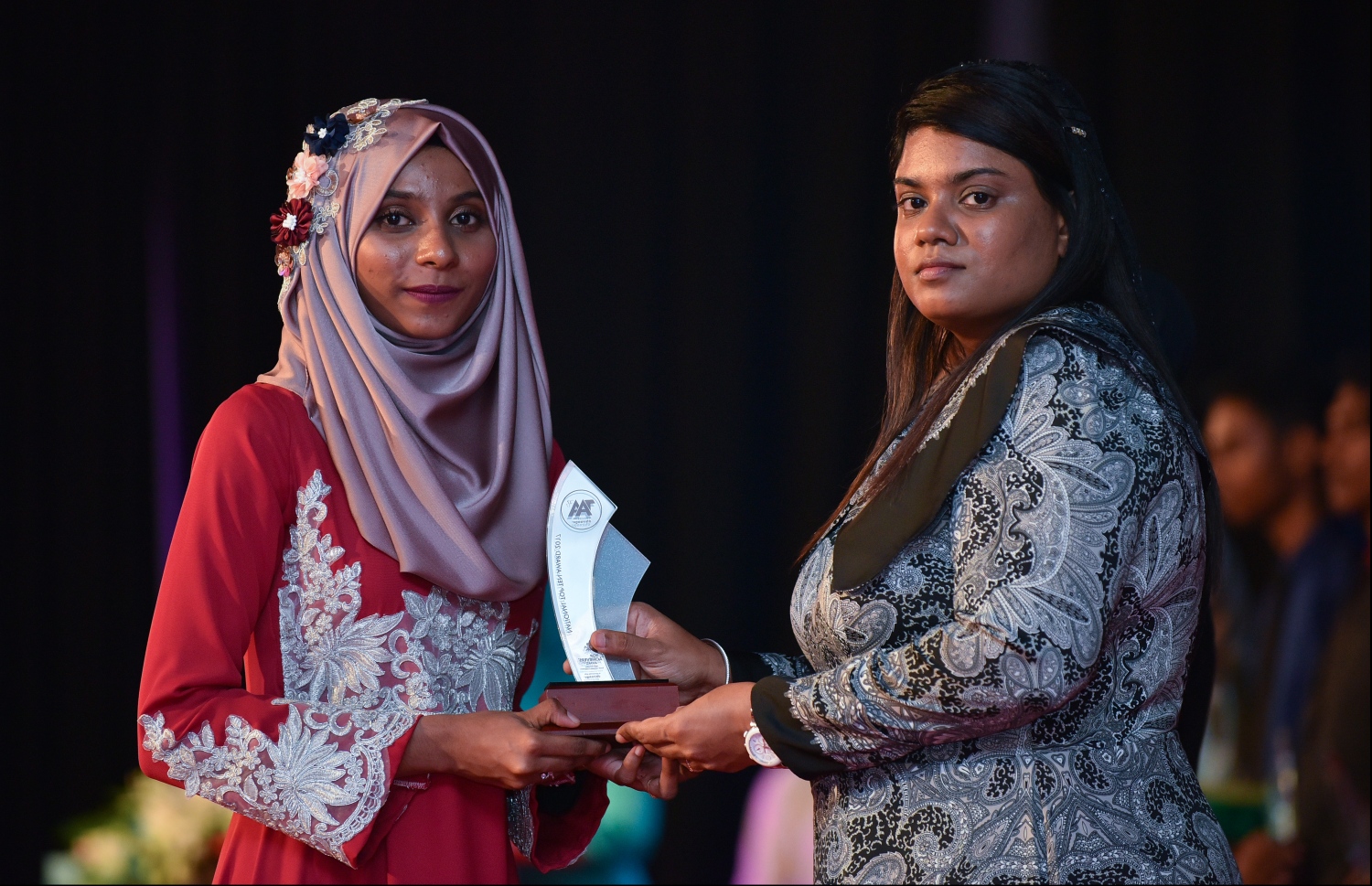 މާލެ: ޖުލައި 9، 2018: މިދިޔަ އަހަރުގެ އޮކްޓޯބަރު/ނޮވެމްބަރުގައި ބޭއްވި އޭ ލެވެލް އިމްތިހާނުން ވަނަތައް ހޯދި ދަރިވަރުންނަށް އެވޯޑު ދިނުމުގެގޮތުން ދަރުބާރުގޭގައި ބޭއްވި ރަސްމިއްޔާތުގައި، ޕްރޮސެކިއުޓާ ޖެނެރަލް އައިޝަތު ބިޝާމް، ދަރިވަރަކަށް އެވޯޑު ހަވާލުކުރައްވަނީ.--- ފޮޓޯ: ހުސައިން ވަހީދު/މިހާރު