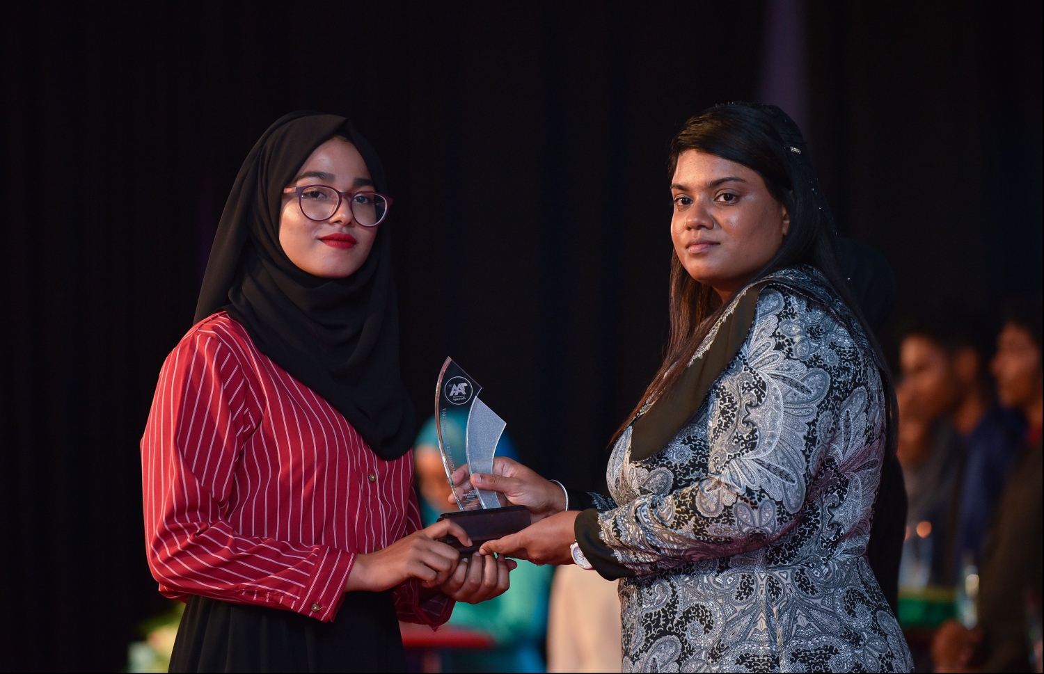 މާލެ: ޖުލައި 9، 2018: މިދިޔަ އަހަރުގެ އޮކްޓޯބަރު/ނޮވެމްބަރުގައި ބޭއްވި އޭ ލެވެލް އިމްތިހާނުން ވަނަތައް ހޯދި ދަރިވަރުންނަށް އެވޯޑު ދިނުމުގެގޮތުން ދަރުބާރުގޭގައި ބޭއްވި ރަސްމިއްޔާތުގައި، ޕްރޮސެކިއުޓާ ޖެނެރަލް އައިޝަތު ބިޝާމް، ދަރިވަރަކަށް އެވޯޑު ހަވާލުކުރައްވަނީ.--- ފޮޓޯ: ހުސައިން ވަހީދު/މިހާރު