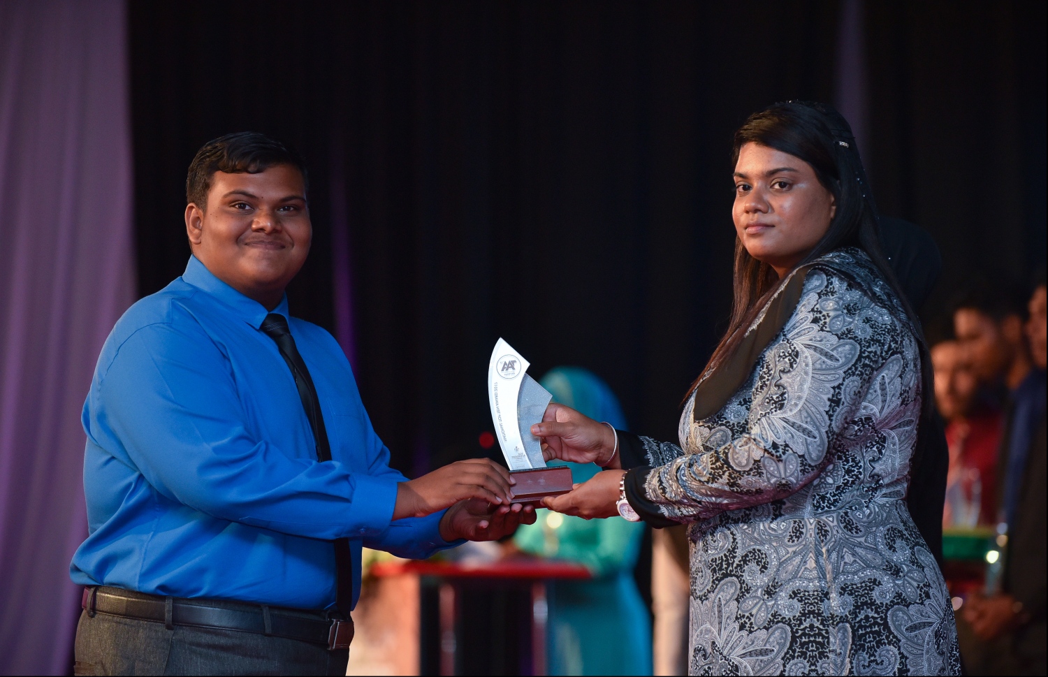 މާލެ: ޖުލައި 9، 2018: މިދިޔަ އަހަރުގެ އޮކްޓޯބަރު/ނޮވެމްބަރުގައި ބޭއްވި އޭ ލެވެލް އިމްތިހާނުން ވަނަތައް ހޯދި ދަރިވަރުންނަށް އެވޯޑު ދިނުމުގެގޮތުން ދަރުބާރުގޭގައި ބޭއްވި ރަސްމިއްޔާތުގައި، ޕްރޮސެކިއުޓާ ޖެނެރަލް އައިޝަތު ބިޝާމް، ދަރިވަރަކަށް އެވޯޑު ހަވާލުކުރައްވަނީ.--- ފޮޓޯ: ހުސައިން ވަހީދު/މިހާރު