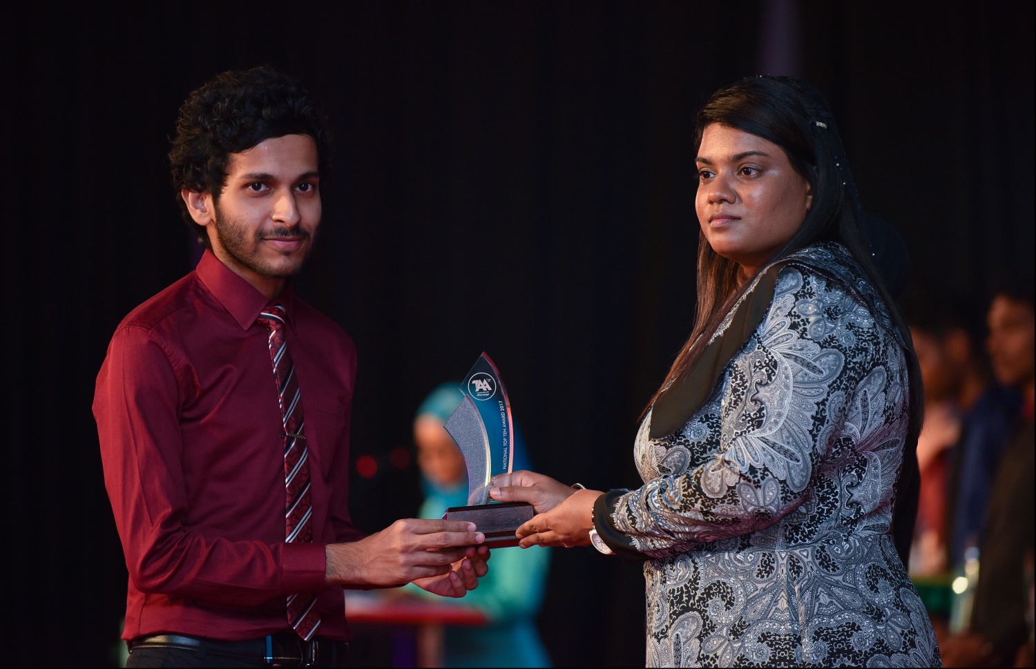 މާލެ: ޖުލައި 9، 2018: މިދިޔަ އަހަރުގެ އޮކްޓޯބަރު/ނޮވެމްބަރުގައި ބޭއްވި އޭ ލެވެލް އިމްތިހާނުން ވަނަތައް ހޯދި ދަރިވަރުންނަށް އެވޯޑު ދިނުމުގެގޮތުން ދަރުބާރުގޭގައި ބޭއްވި ރަސްމިއްޔާތުގައި، ޕްރޮސެކިއުޓާ ޖެނެރަލް އައިޝަތު ބިޝާމް، ދަރިވަރަކަށް އެވޯޑު ހަވާލުކުރައްވަނީ.--- ފޮޓޯ: ހުސައިން ވަހީދު/މިހާރު