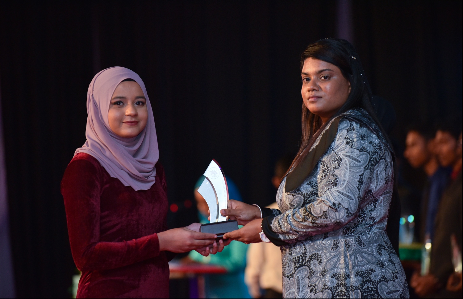 މާލެ: ޖުލައި 9، 2018: މިދިޔަ އަހަރުގެ އޮކްޓޯބަރު/ނޮވެމްބަރުގައި ބޭއްވި އޭ ލެވެލް އިމްތިހާނުން ވަނަތައް ހޯދި ދަރިވަރުންނަށް އެވޯޑު ދިނުމުގެގޮތުން ދަރުބާރުގޭގައި ބޭއްވި ރަސްމިއްޔާތުގައި، ޕްރޮސެކިއުޓާ ޖެނެރަލް އައިޝަތު ބިޝާމް، ދަރިވަރަކަށް އެވޯޑު ހަވާލުކުރައްވަނީ.--- ފޮޓޯ: ހުސައިން ވަހީދު/މިހާރު