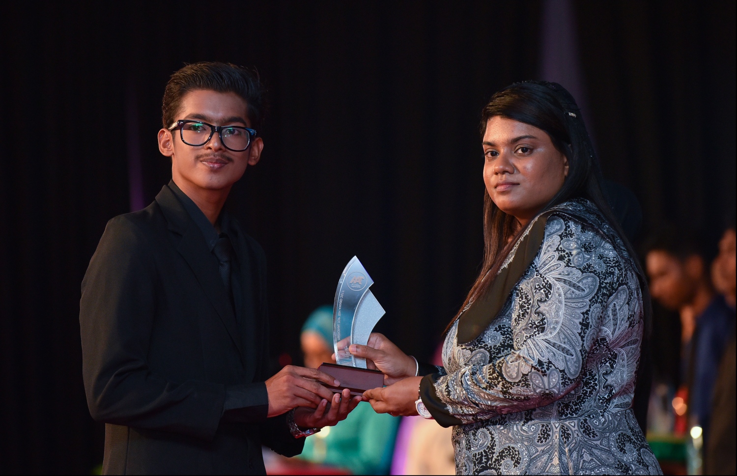 މާލެ: ޖުލައި 9، 2018: މިދިޔަ އަހަރުގެ އޮކްޓޯބަރު/ނޮވެމްބަރުގައި ބޭއްވި އޭ ލެވެލް އިމްތިހާނުން ވަނަތައް ހޯދި ދަރިވަރުންނަށް އެވޯޑު ދިނުމުގެގޮތުން ދަރުބާރުގޭގައި ބޭއްވި ރަސްމިއްޔާތުގައި، ޕްރޮސެކިއުޓާ ޖެނެރަލް އައިޝަތު ބިޝާމް، ދަރިވަރަކަށް އެވޯޑު ހަވާލުކުރައްވަނީ.--- ފޮޓޯ: ހުސައިން ވަހީދު/މިހާރު