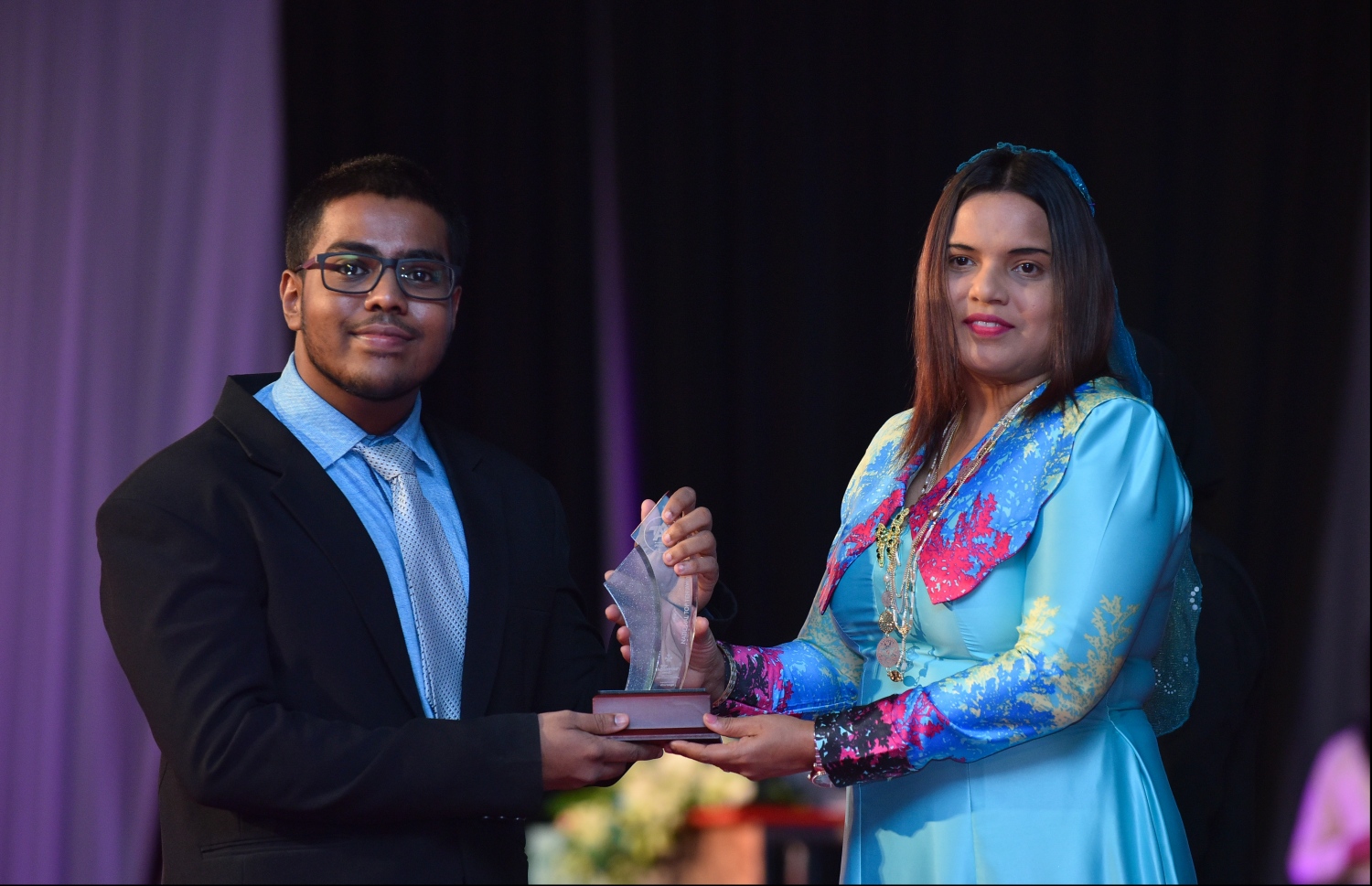 މާލެ: ޖުލައި 9، 2018: މިދިޔަ އަހަރުގެ އޮކްޓޯބަރު/ނޮވެމްބަރުގައި ބޭއްވި އޭ ލެވެލް އިމްތިހާނުން ވަނަތައް ހޯދި ދަރިވަރުންނަށް އެވޯޑު ދިނުމުގެގޮތުން ދަރުބާރުގޭގައި ބޭއްވި ރަސްމިއްޔާތުގައި، ޔޫތު މިނިސްޓަރު އިރުތިޝާމް އާދަމް، ދަރިވަރަކަށް އެވޯޑު ހަވާލުކުރައްވަނީ.--- ފޮޓޯ: ހުސައިން ވަހީދު/މިހާރު