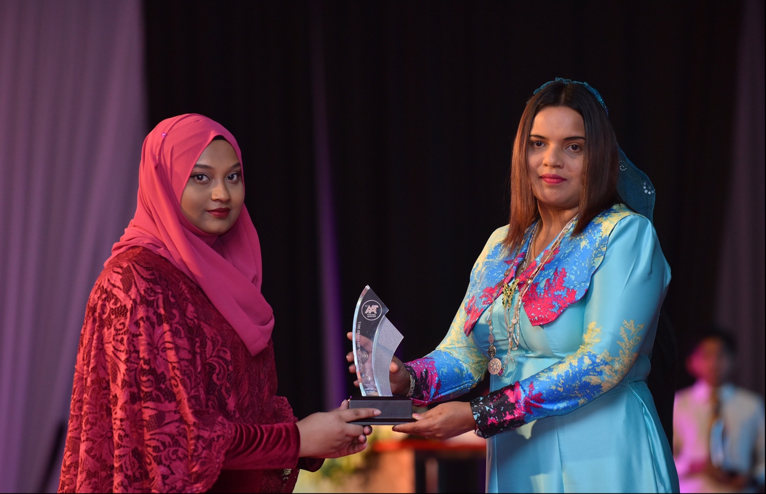 މާލެ: ޖުލައި 9، 2018: މިދިޔަ އަހަރުގެ އޮކްޓޯބަރު/ނޮވެމްބަރުގައި ބޭއްވި އޭ ލެވެލް އިމްތިހާނުން ވަނަތައް ހޯދި ދަރިވަރުންނަށް އެވޯޑު ދިނުމުގެގޮތުން ދަރުބާރުގޭގައި ބޭއްވި ރަސްމިއްޔާތުގައި، ޔޫތު މިނިސްޓަރު އިރުތިޝާމް އާދަމް، ދަރިވަރަކަށް އެވޯޑު ހަވާލުކުރައްވަނީ.--- ފޮޓޯ: ހުސައިން ވަހީދު/މިހާރު