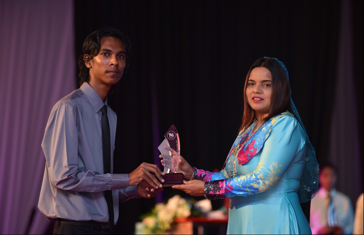 މާލެ: ޖުލައި 9، 2018: މިދިޔަ އަހަރުގެ އޮކްޓޯބަރު/ނޮވެމްބަރުގައި ބޭއްވި އޭ ލެވެލް އިމްތިހާނުން ވަނަތައް ހޯދި ދަރިވަރުންނަށް އެވޯޑު ދިނުމުގެގޮތުން ދަރުބާރުގޭގައި ބޭއްވި ރަސްމިއްޔާތުގައި، ޔޫތު މިނިސްޓަރު އިރުތިޝާމް އާދަމް، ދަރިވަރަކަށް އެވޯޑު ހަވާލުކުރައްވަނީ.--- ފޮޓޯ: ހުސައިން ވަހީދު/މިހާރު