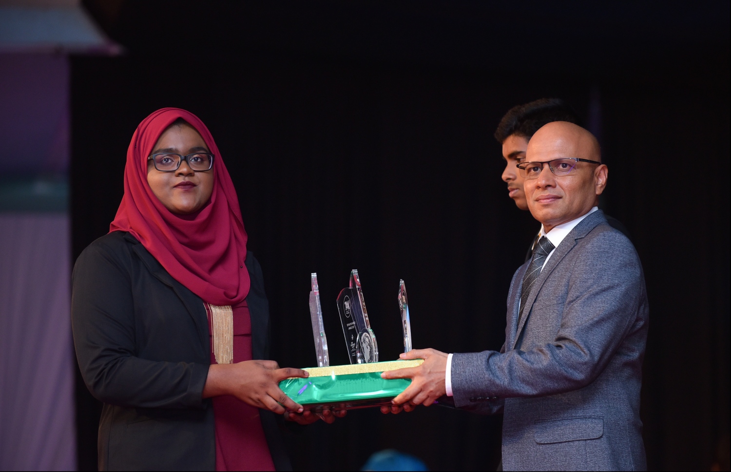 މާލެ: ޖުލައި 9، 2018: މިދިޔަ އަހަރުގެ އޮކްޓޯބަރު/ނޮވެމްބަރުގައި ބޭއްވި އޭ ލެވެލް އިމްތިހާނުން ވަނަތައް ހޯދި ދަރިވަރުންނަށް އެވޯޑު ދިނުމުގެގޮތުން ދަރުބާރުގޭގައި ބޭއްވި ރަސްމިއްޔާތުގައި ދިރާގުގެ ސީއީއޯ އިސްމާއިލް ރަޝީދު، ދަރިވަރަކަށް އެވޯޑު ހަވާލުކުރައްވަނީ.--- ފޮޓޯ: ހުސައިން ވަހީދު/މިހާރު