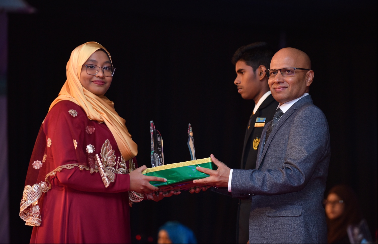 މާލެ: ޖުލައި 9، 2018: މިދިޔަ އަހަރުގެ އޮކްޓޯބަރު/ނޮވެމްބަރުގައި ބޭއްވި އޭ ލެވެލް އިމްތިހާނުން ވަނަތައް ހޯދި ދަރިވަރުންނަށް އެވޯޑު ދިނުމުގެގޮތުން ދަރުބާރުގޭގައި ބޭއްވި ރަސްމިއްޔާތުގައި ދިރާގުގެ ސީއީއޯ އިސްމާއިލް ރަޝީދު، ދަރިވަރަކަށް އެވޯޑު ހަވާލުކުރައްވަނީ.--- ފޮޓޯ: ހުސައިން ވަހީދު/މިހާރު