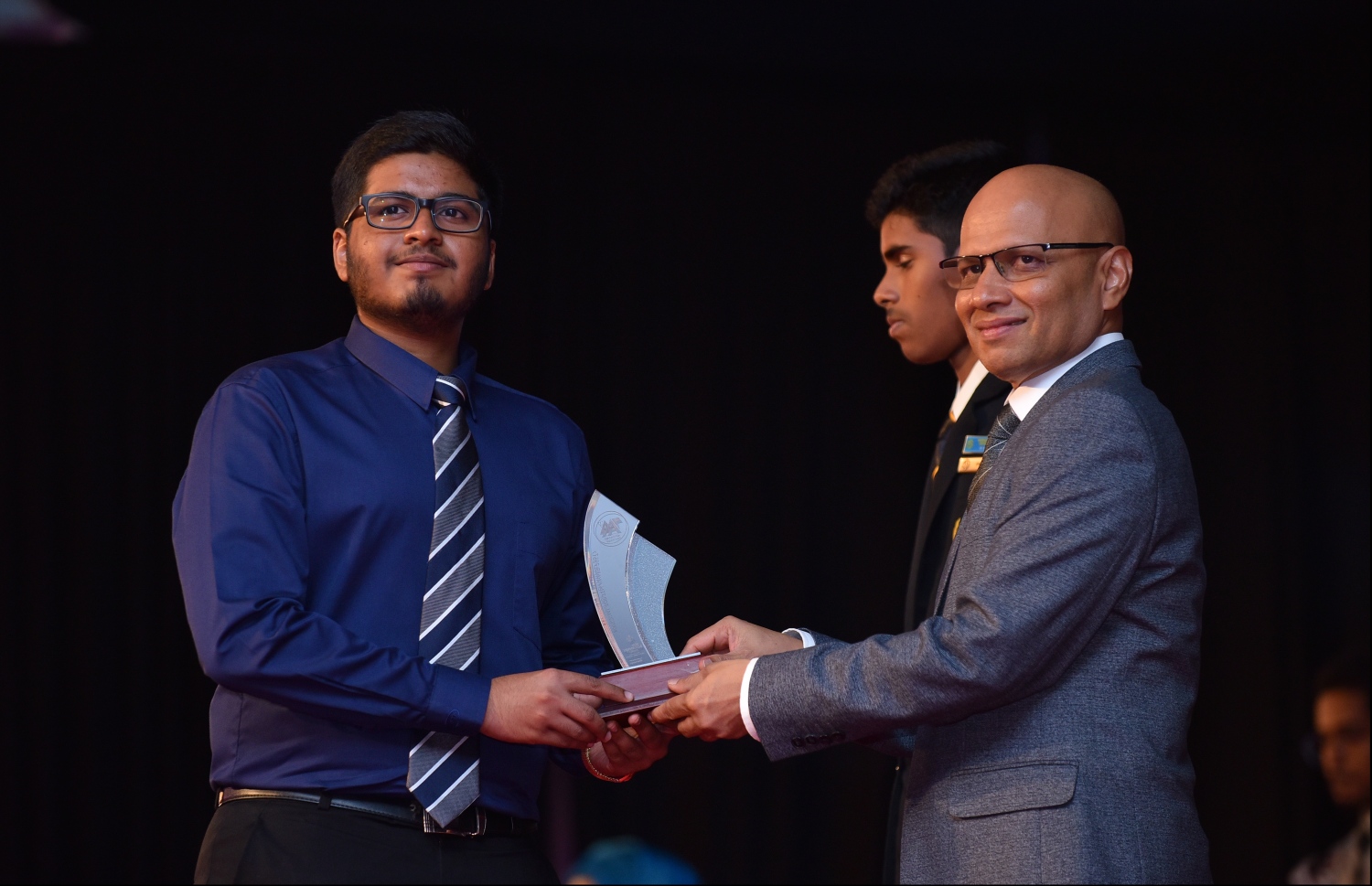 މާލެ: ޖުލައި 9، 2018: މިދިޔަ އަހަރުގެ އޮކްޓޯބަރު/ނޮވެމްބަރުގައި ބޭއްވި އޭ ލެވެލް އިމްތިހާނުން ވަނަތައް ހޯދި ދަރިވަރުންނަށް އެވޯޑު ދިނުމުގެގޮތުން ދަރުބާރުގޭގައި ބޭއްވި ރަސްމިއްޔާތުގައި ދިރާގުގެ ސީއީއޯ އިސްމާއިލް ރަޝީދު، ދަރިވަރަކަށް އެވޯޑު ހަވާލުކުރައްވަނީ.--- ފޮޓޯ: ހުސައިން ވަހީދު/މިހާރު