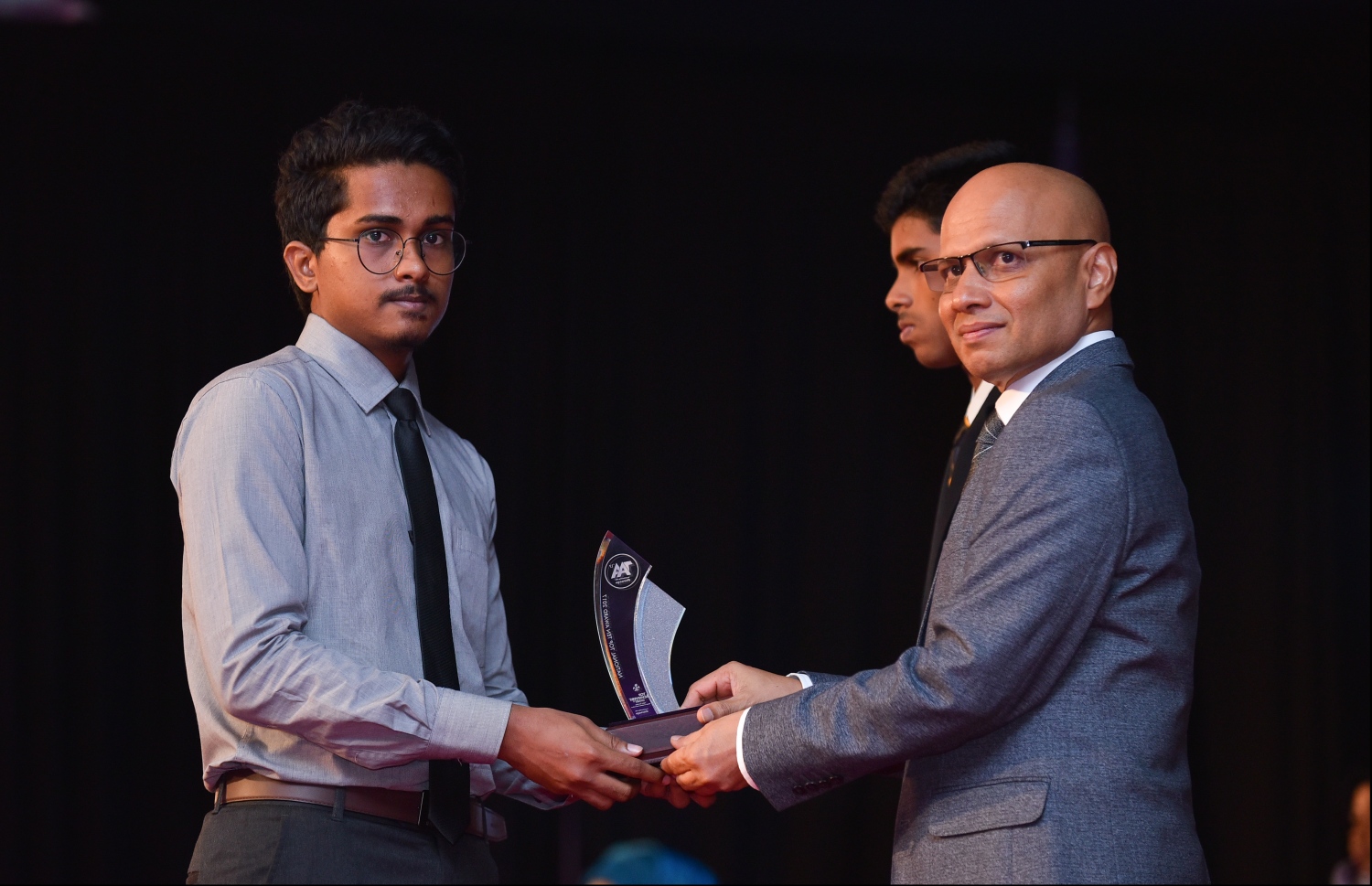 މާލެ: ޖުލައި 9، 2018: މިދިޔަ އަހަރުގެ އޮކްޓޯބަރު/ނޮވެމްބަރުގައި ބޭއްވި އޭ ލެވެލް އިމްތިހާނުން ވަނަތައް ހޯދި ދަރިވަރުންނަށް އެވޯޑު ދިނުމުގެގޮތުން ދަރުބާރުގޭގައި ބޭއްވި ރަސްމިއްޔާތުގައި ދިރާގުގެ ސީއީއޯ އިސްމާއިލް ރަޝީދު، ދަރިވަރަކަށް އެވޯޑު ހަވާލުކުރައްވަނީ.--- ފޮޓޯ: ހުސައިން ވަހީދު/މިހާރު