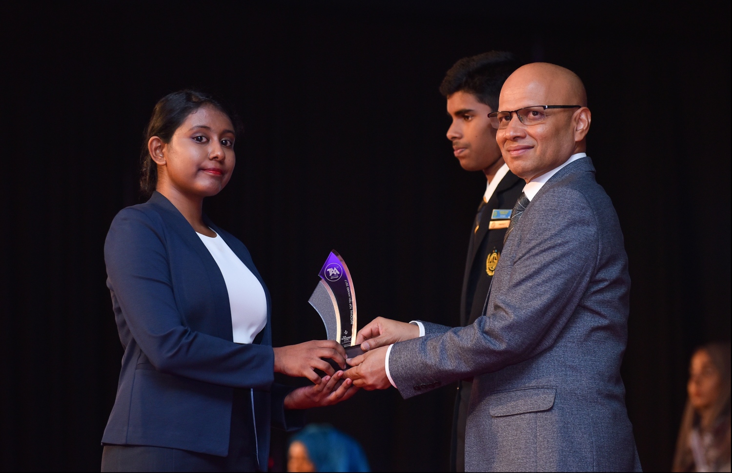 މާލެ: ޖުލައި 9، 2018: މިދިޔަ އަހަރުގެ އޮކްޓޯބަރު/ނޮވެމްބަރުގައި ބޭއްވި އޭ ލެވެލް އިމްތިހާނުން ވަނަތައް ހޯދި ދަރިވަރުންނަށް އެވޯޑު ދިނުމުގެގޮތުން ދަރުބާރުގޭގައި ބޭއްވި ރަސްމިއްޔާތުގައި ދިރާގުގެ ސީއީއޯ އިސްމާއިލް ރަޝީދު، ދަރިވަރަކަށް އެވޯޑު ހަވާލުކުރައްވަނީ.--- ފޮޓޯ: ހުސައިން ވަހީދު/މިހާރު