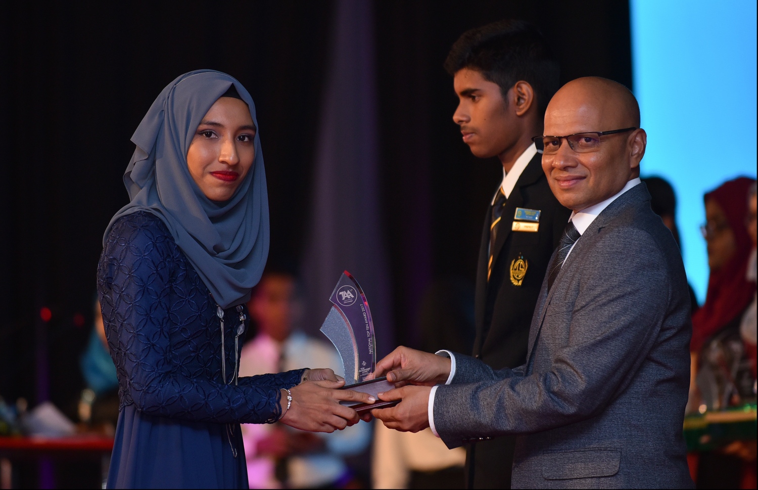 މާލެ: ޖުލައި 9، 2018: މިދިޔަ އަހަރުގެ އޮކްޓޯބަރު/ނޮވެމްބަރުގައި ބޭއްވި އޭ ލެވެލް އިމްތިހާނުން ވަނަތައް ހޯދި ދަރިވަރުންނަށް އެވޯޑު ދިނުމުގެގޮތުން ދަރުބާރުގޭގައި ބޭއްވި ރަސްމިއްޔާތުގައި ދިރާގުގެ ސީއީއޯ އިސްމާއިލް ރަޝީދު، ދަރިވަރަކަށް އެވޯޑު ހަވާލުކުރައްވަނީ.--- ފޮޓޯ: ހުސައިން ވަހީދު/މިހާރު