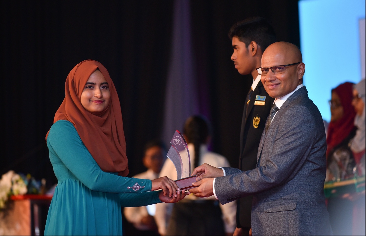 މާލެ: ޖުލައި 9، 2018: މިދިޔަ އަހަރުގެ އޮކްޓޯބަރު/ނޮވެމްބަރުގައި ބޭއްވި އޭ ލެވެލް އިމްތިހާނުން ވަނަތައް ހޯދި ދަރިވަރުންނަށް އެވޯޑު ދިނުމުގެގޮތުން ދަރުބާރުގޭގައި ބޭއްވި ރަސްމިއްޔާތުގައި ދިރާގުގެ ސީއީއޯ އިސްމާއިލް ރަޝީދު، ދަރިވަރަކަށް އެވޯޑު ހަވާލުކުރައްވަނީ.--- ފޮޓޯ: ހުސައިން ވަހީދު/މިހާރު