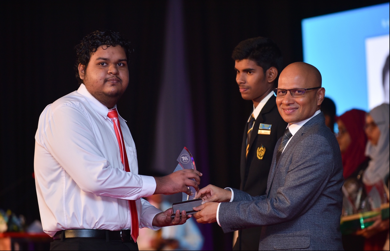 މާލެ: ޖުލައި 9، 2018: މިދިޔަ އަހަރުގެ އޮކްޓޯބަރު/ނޮވެމްބަރުގައި ބޭއްވި އޭ ލެވެލް އިމްތިހާނުން ވަނަތައް ހޯދި ދަރިވަރުންނަށް އެވޯޑު ދިނުމުގެގޮތުން ދަރުބާރުގޭގައި ބޭއްވި ރަސްމިއްޔާތުގައި ދިރާގުގެ ސީއީއޯ އިސްމާއިލް ރަޝީދު، ދަރިވަރަކަށް އެވޯޑު ހަވާލުކުރައްވަނީ.--- ފޮޓޯ: ހުސައިން ވަހީދު/މިހާރު