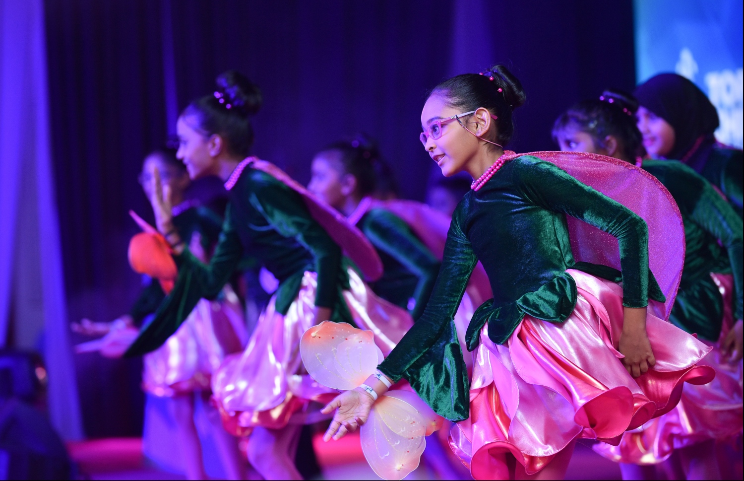 މާލެ: ޖުލައި 9، 2018- މިދިޔަ އަހަރުގެ އޮކްޓޯބަރު/ނޮވެމްބަރުގައި ބޭއްވި އޭ ލެވެލް އިމްތިހާނުގެ ރަންވަނަތައް ހޯދި ދަރިވަރުންނަށް އިނާމު ދިނުމަށް ދަރުބާރުގޭގައި ބޭއްވި ރަސްމިއްޔާތުގައި، މުނިފޫހިފިލުވުމުގެ އައިޓަމެއް ހުށަހަޅައި ދެނީ.---ފޮޓޯ: ހުސެއިން ވަހީދު/މިހާރު