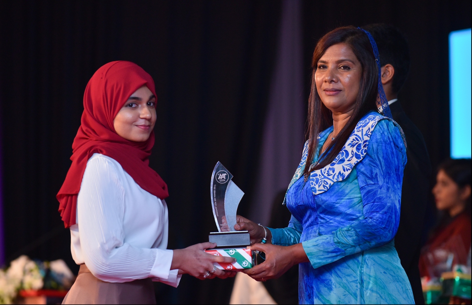 މާލެ: ޖުލައި 9، 2018- މިދިޔަ އަހަރުގެ އޮކްޓޯބަރު/ނޮވެމްބަރުގައި ބޭއްވި އޭ ލެވެލް އިމްތިހާނުގެ ރަންވަނަތައް ހޯދި ދަރިވަރުންނަށް އިނާމު ދިނުމަށް ދަރުބާރުގޭގައި ބޭއްވި ރަސްމިއްޔާތުގައި، އެޑިއުކޭޝަން މިނިސްޓަރު އާއިޝަތު ޝިހާމް، ދަރިވަރަކަށް އެވޯޑާއި އިނާމު ދެއްވަނީ.---ފޮޓޯ: ހުސެއިން ވަހީދު/މިހާރު