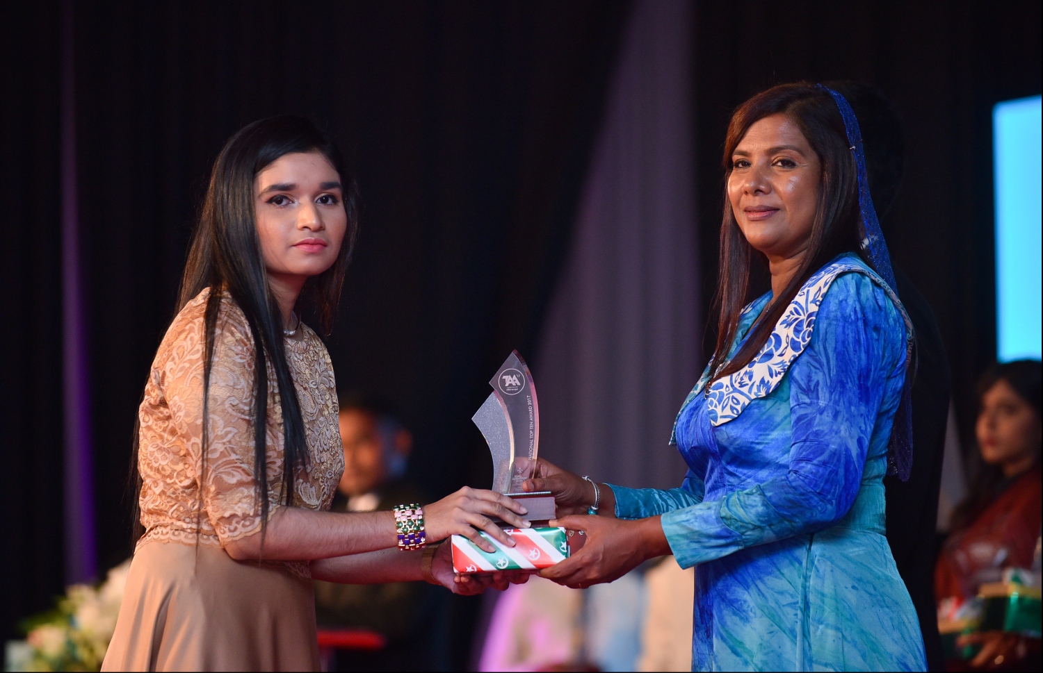 މާލެ: ޖުލައި 9، 2018- މިދިޔަ އަހަރުގެ އޮކްޓޯބަރު/ނޮވެމްބަރުގައި ބޭއްވި އޭ ލެވެލް އިމްތިހާނުގެ ރަންވަނަތައް ހޯދި ދަރިވަރުންނަށް އިނާމު ދިނުމަށް ދަރުބާރުގޭގައި ބޭއްވި ރަސްމިއްޔާތުގައި، އެޑިއުކޭޝަން މިނިސްޓަރު އާއިޝަތު ޝިހާމް، ދަރިވަރަކަށް އެވޯޑާއި އިނާމު ދެއްވަނީ.---ފޮޓޯ: ހުސެއިން ވަހީދު/މިހާރު