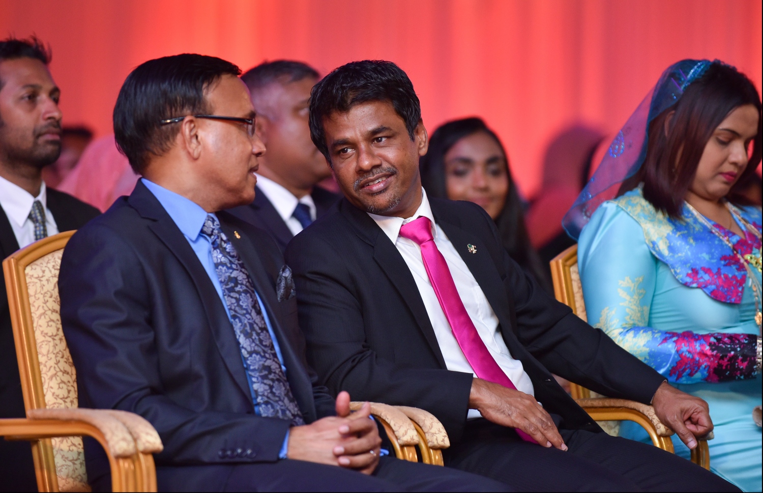 މާލެ: ޖުލައި 9، 2018- މިދިޔަ އަހަރުގެ އޮކްޓޯބަރު/ނޮވެމްބަރުގައި ބޭއްވި އޭ ލެވެލް އިމްތިހާނުގެ ރަންވަނަތައް ހޯދި ދަރިވަރުންނަށް އިނާމު ދިނުމަށް ދަރުބާރުގޭގައި ބޭއްވި ރަސްމިއްޔާތުގައި، ހެލްތު މިނިސްޓަރު ނާޒިމް (މ) އާއި އެޑިއުކޭޝަން މިނިސްޓްރީގެ ސްޓޭޓް މިނިސްޓަރު ނަޒީރު މަޝްވަރާ ކުރައްވަނީ.---ފޮޓޯ: ހުސެއިން ވަހީދު/މިހާރު