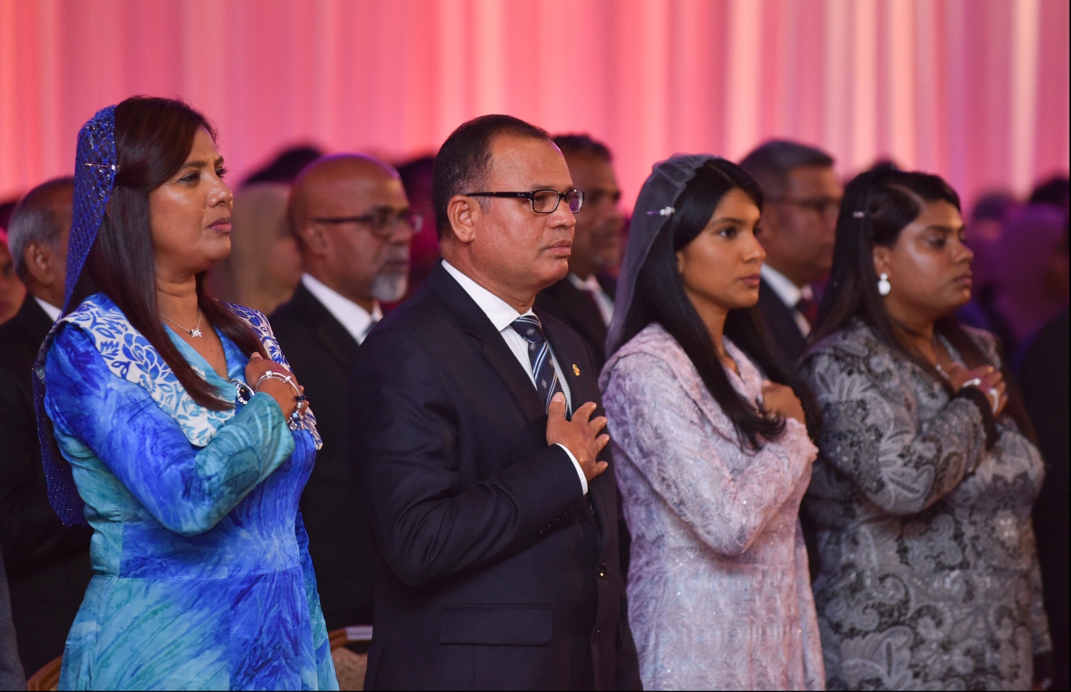 މާލެ: ޖުލައި 9، 2018- މިދިޔަ އަހަރުގެ އޮކްޓޯބަރު/ނޮވެމްބަރުގައި ބޭއްވި އޭ ލެވެލް އިމްތިހާނުގެ ރަންވަނަތައް ހޯދި ދަރިވަރުންނަށް އިނާމު ދިނުމަށް ދަރުބާރުގޭގައި ބޭއްވި ރަސްމިއްޔާތުގައި، ދައުލަތުގެ ބައެއް އިސްވެރިން ގައުމީ ސަލާން ވިދާޅުވަނީ.---ފޮޓޯ: ހުސެއިން ވަހީދު/މިހާރު