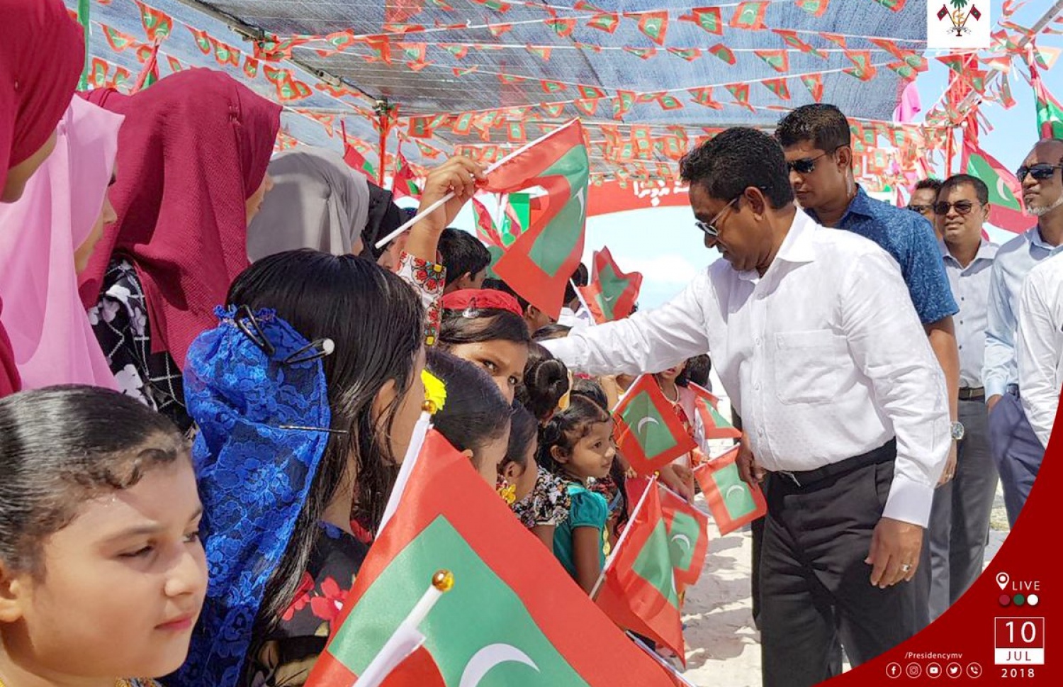 ދިއްގަރަށް ރައީސް ޔާމީން ވަޑައިގަތުމުން މަރުހަބާ ދަންނަވަނީ. --ފޮޓޯ/ރައީސް އޮފީސް