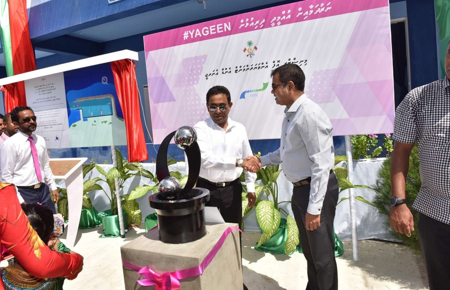 ދިއްގަރުގެ ބަނދަރު ހުޅުވުމާއި ނަރުދަމާ ނިޒާމްގެ ޚިދުމަތް ރަސްމީކޮށް ފެށުމަށް ބޭއްވި ރަސްމިއްޔާތުގައި ރައީސް ޔާމީން ބައިވެރިވެވަޑައިގަންނަވަނީ. --ފޮޓޯ/ރައީސް އޮފީސް