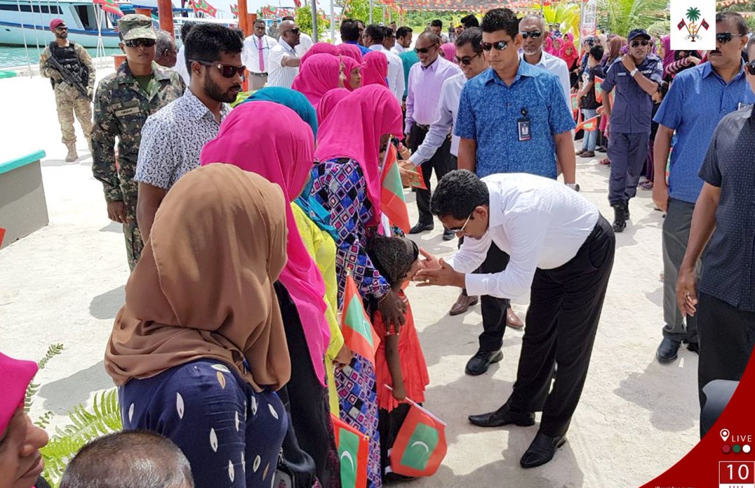 ރައީސް ޔާމީން މިއަދު މުލަކަށް ވަޑައިގަތުމުން އެރަށު ރައްޔިތުން އެމަނިކުފާނަށް މަރުހަބާ ކިޔަނީ. - ފޮޓޯ: ރައީސް