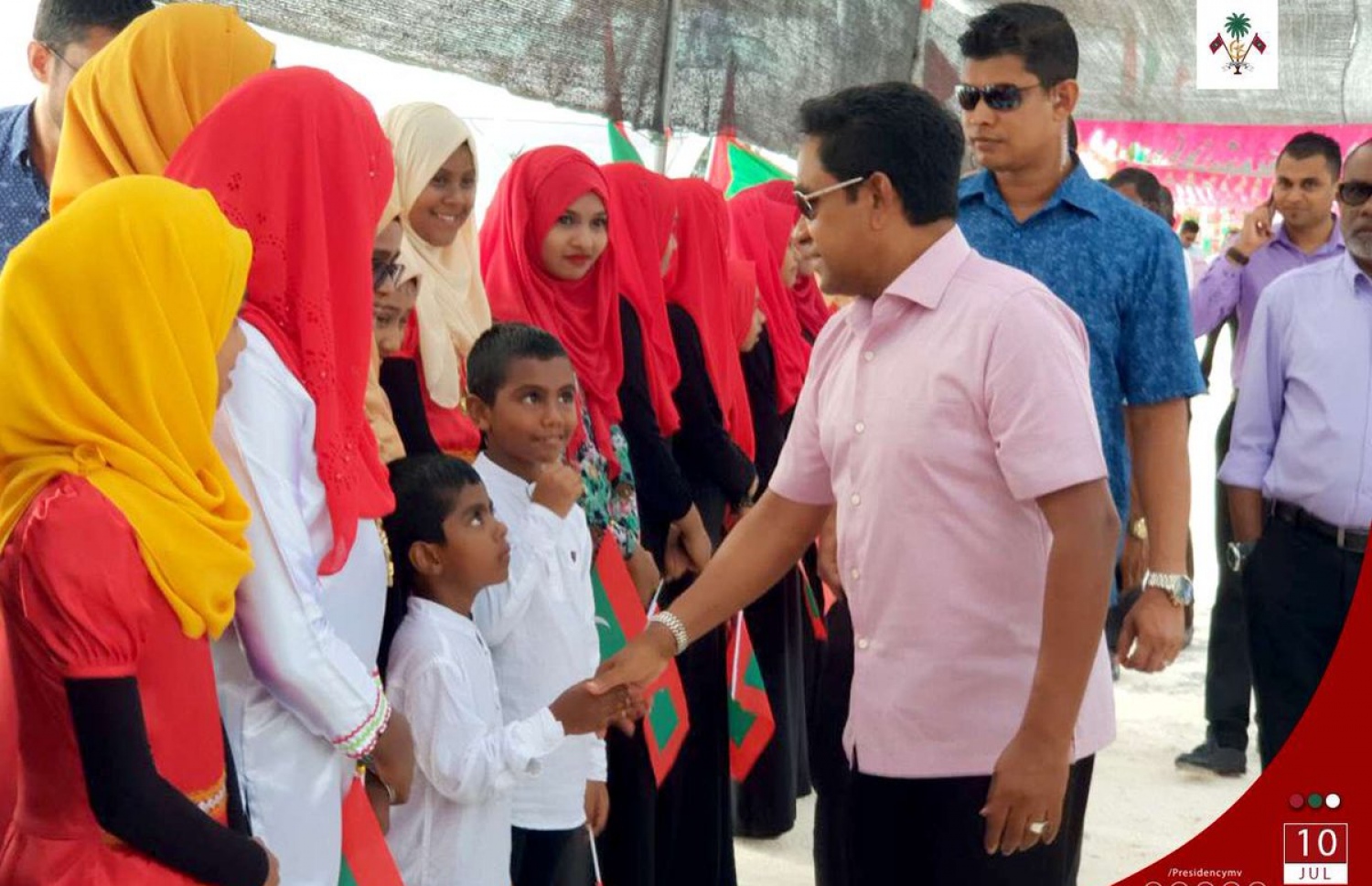 ރައީސް ޔާމީން މިއަދު މުއްޔަށް ވަޑައިގެން އެރަށު ރައްޔިތުންނާ ސަލާމް ކުރައްވަނީ. - ފޮޓޯ: ރައީސް އޮފީސް