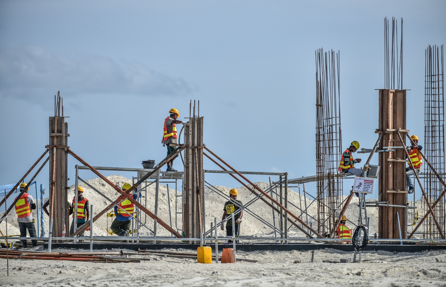 ކްރޮސްރޯޑްސްގެ ނަމުގައި ކ. އެނބޫދޫ ފަޅުގައި އިމާރާތެއް ހެދުމުގެ މަސައްކަތްކުރަނީ. ފޮޓޯ: ނިޝާން އަލީ /މިހާރު