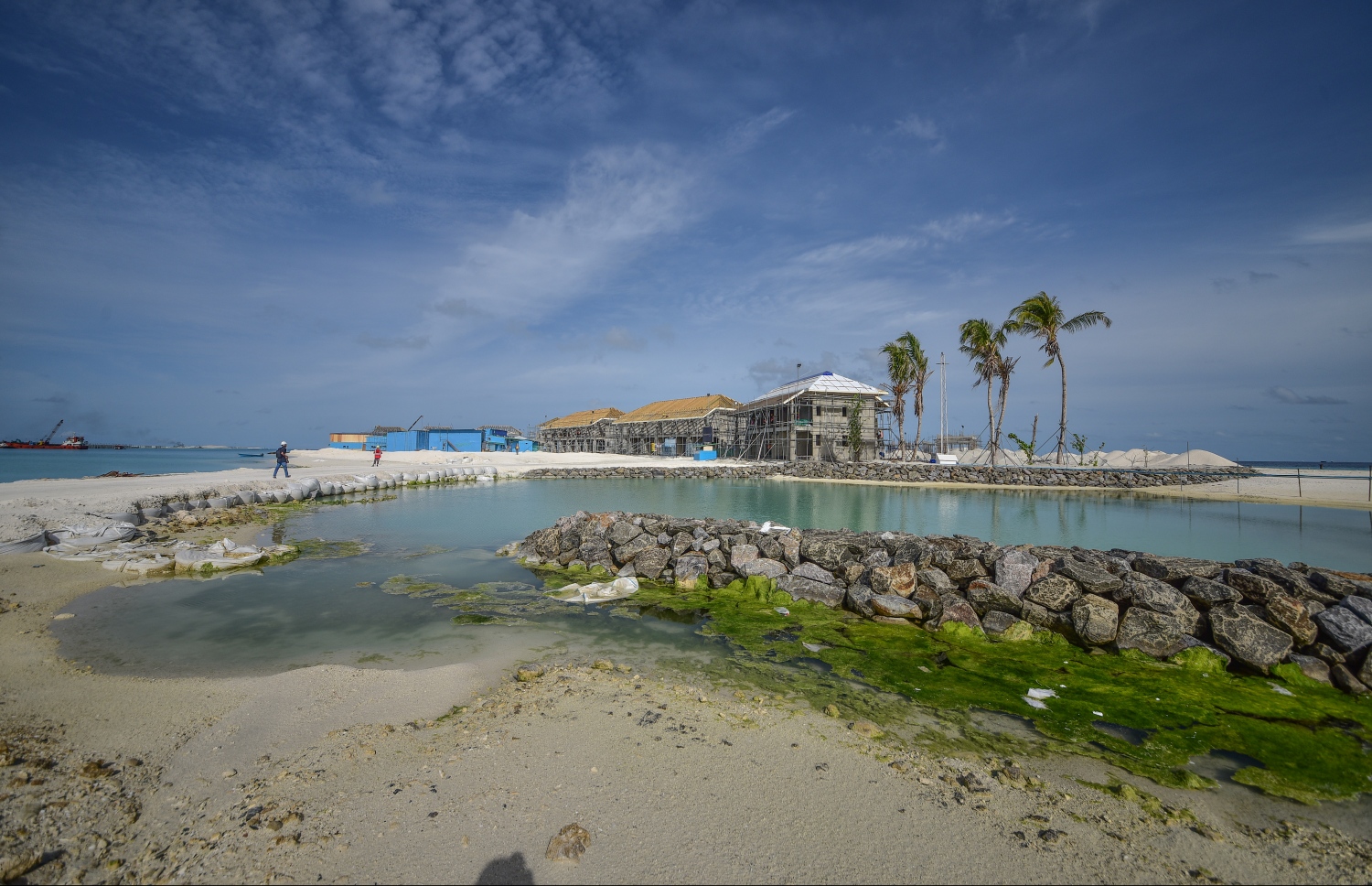 އެތައް ރިސޯޓެއް ހިމެނޭ ގޮތަށް ތަރައްގީކުރަމުން އަންނަ ކ. އެނބޫދޫފިނޮޅު ހިއްކާ ނިންމާފައި. އެތަނުގެ ފުރަތަމަ ރިސޯޓު އަންނަ ޑިސެމްބަރު މަހު ހުޅުވަން ވަނީ ހަމަޖައްސާފައި.