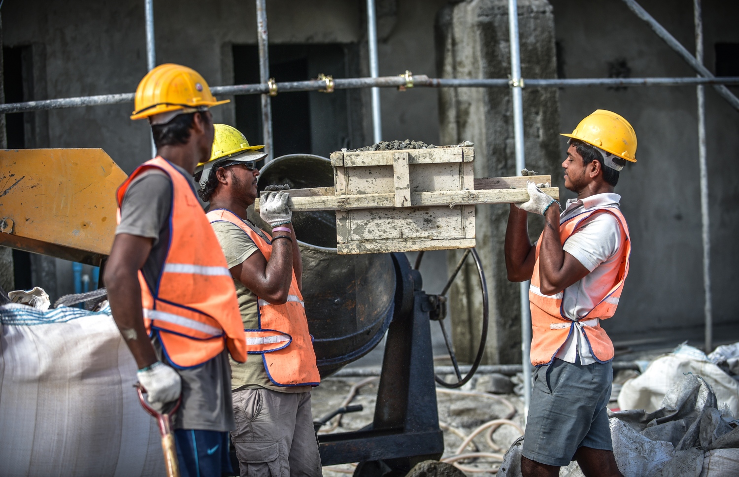 ކްރޮސްރޯޑްސްގެ ނަމުގައި ކ. އެނބޫދޫ ފަޅުގައި އިމާރާތެއް ހެދުމުގެ މަސައްކަތްކުރަނީ. މިތަނުގެ ފުރަތަމަ ހޮޓާ މިއަހަރުގެ ފަހުކޮޅު ހުޅުވާނެ ކަމަށް ބުނޭ. ފޮޓޯ: ނިޝާން އަލީ /މިހާރު