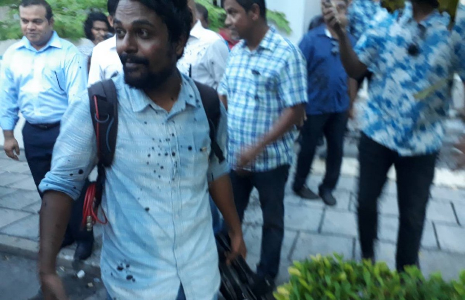 ހުޅުމާލޭގައި އުޅެނިކޮށް، ނޫސްވެރިއެއްގެ ގަޔަށް ކަޅު ތެޔޮ ޖަހާފައި.