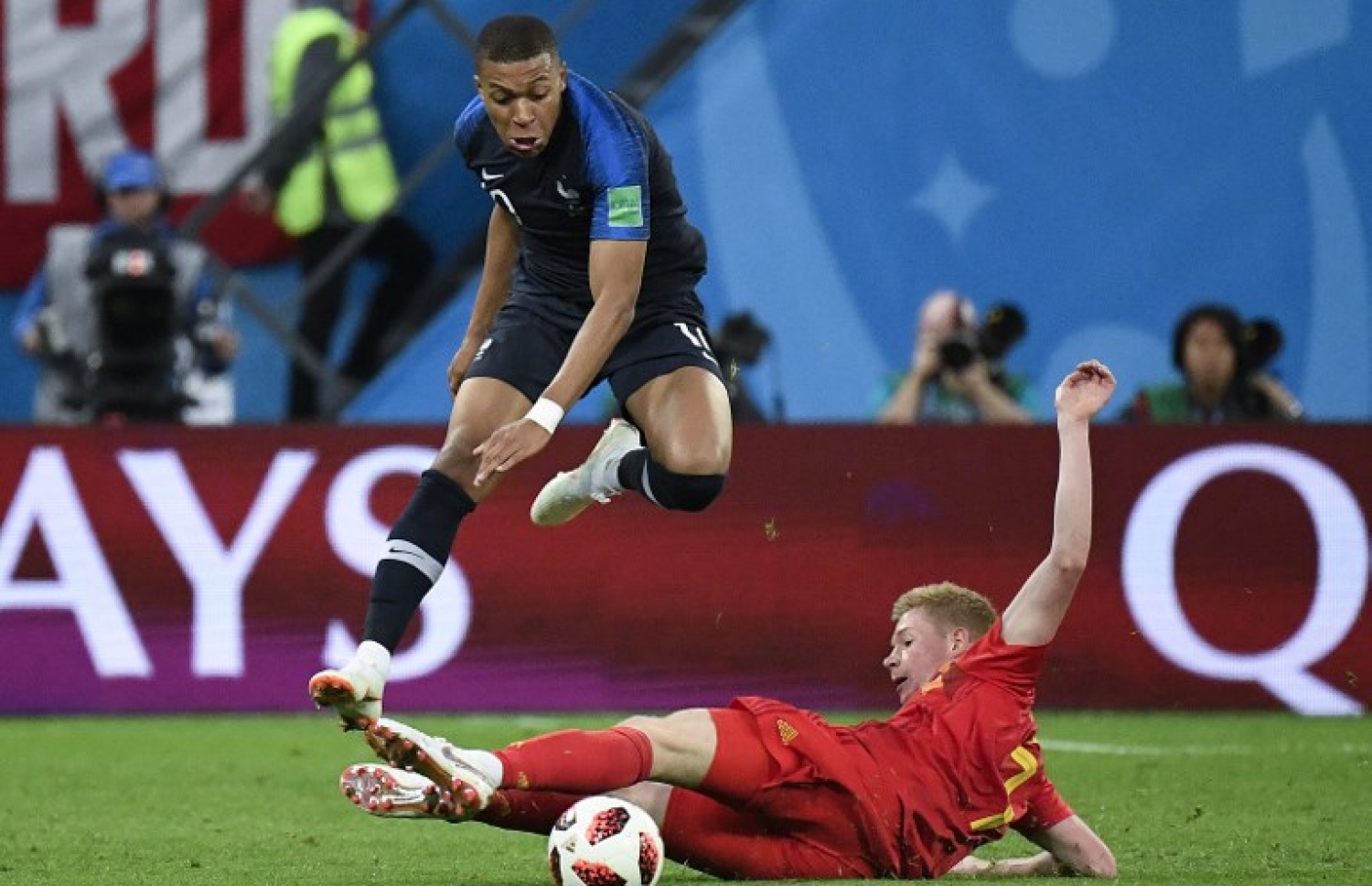 ސެއިން ޕީޓާސްބާގް: ޖުލައި 10، 2018: ވޯލްޑް ކަޕް ފުޓްބޯޅަ މުބާރާތުގައި ފްރާންސް އާ ބެލްޖިއަމް ކުޅުނު މެޗުގެ ތެރެއިން: ސެމީ ފައިނަލް ފުރަތަމަ މެޗުން ބެލްޖިއަމްގެ މައްޗަށް 1-0 އިން ކުރިހޯދައި ފްރާންސް 12 އަހަރަށް ފަހު މުބާރާތުގެ ފައިނަލުން ވަނީ ޖާގަ ހޯދައިފައި.-- ފޮޓޯ: އޭއެފްޕީ