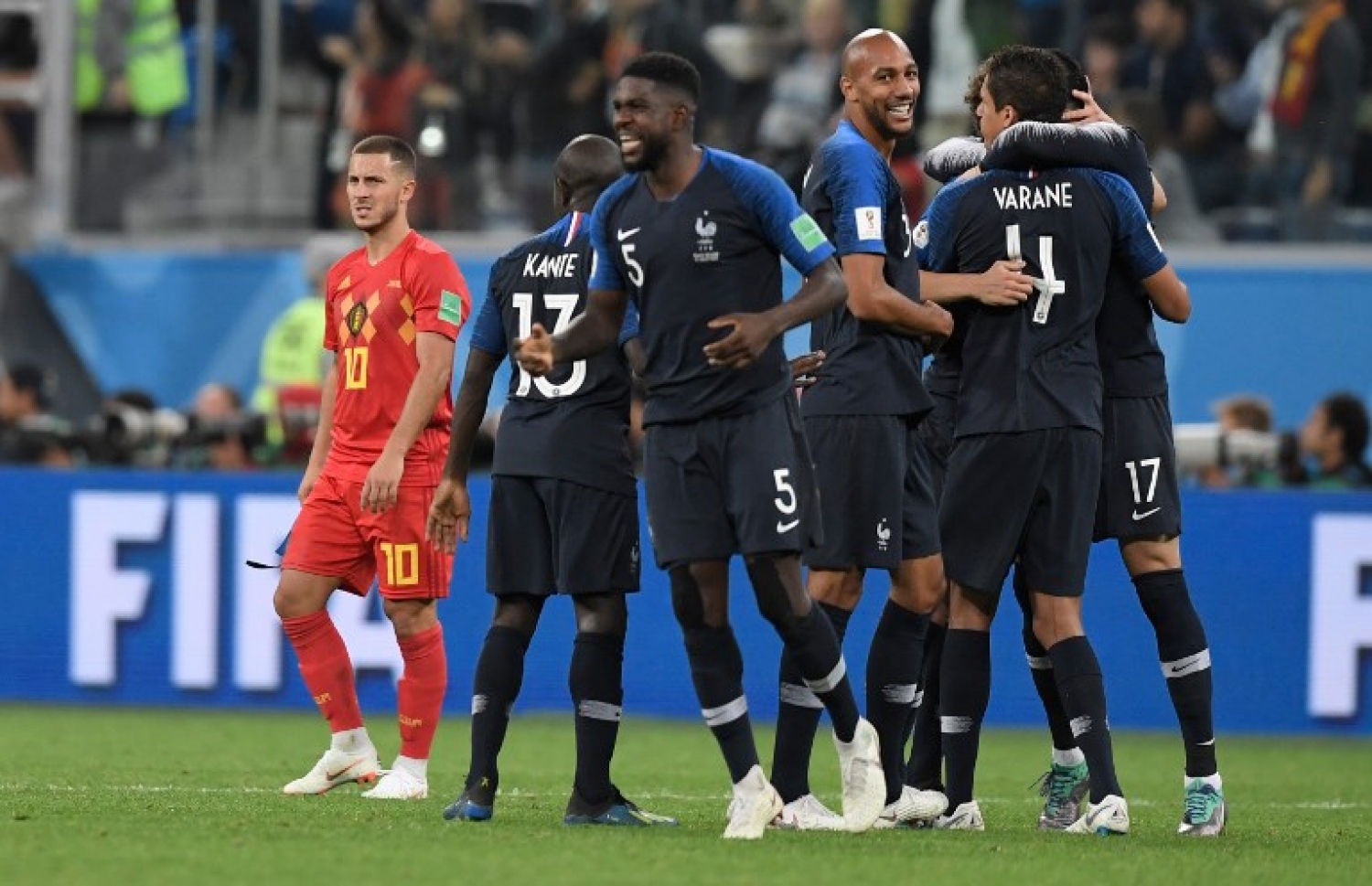 ސެއިން ޕީޓާސްބާގް: ޖުލައި 10، 2018: ވޯލްޑް ކަޕް ފުޓްބޯޅަ މުބާރާތުގައި ފްރާންސް އާ ބެލްޖިއަމް ކުޅުނު މެޗުގައި ފްރާންސްގެ ޑިފެންޑަރު އުމްޓީޓީ ލަނޑު ޖެހުމަށްފަހު އުފާފާޅުކުރަނީ: ސެމީ ފައިނަލް ފުރަތަމަ މެޗުން ބެލްޖިއަމްގެ މައްޗަށް 1-0 އިން ކުރިހޯދައި ފްރާންސް 12 އަހަރަށް ފަހު މުބާރާތުގެ ފައިނަލުން ވަނީ ޖާގަ ހޯދައިފައި.-- ފޮޓޯ: އޭއެފްޕީ